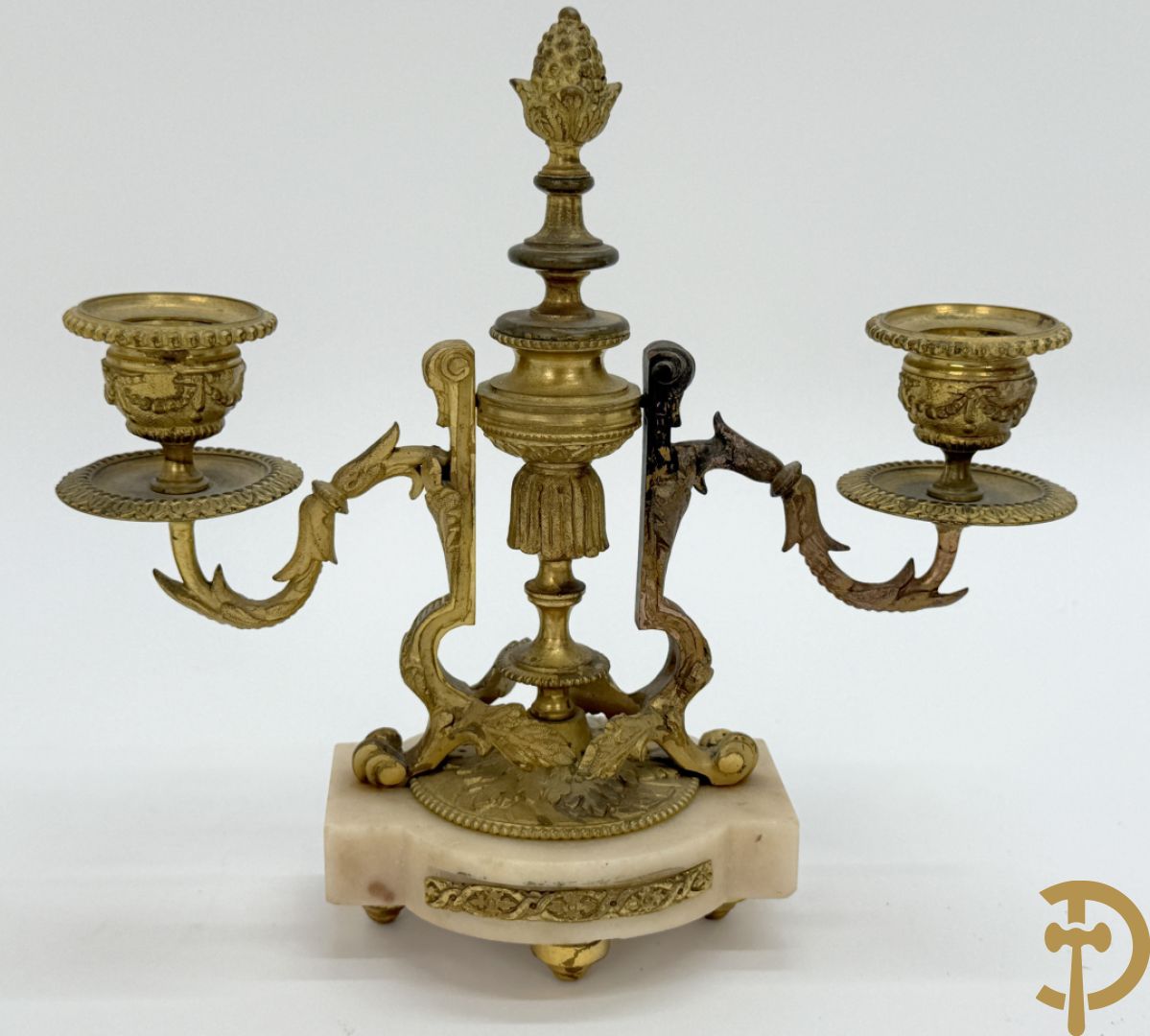 Driedelige garnituur met bronzen ornamenten van vogels en accanthusranken op marmeren basis