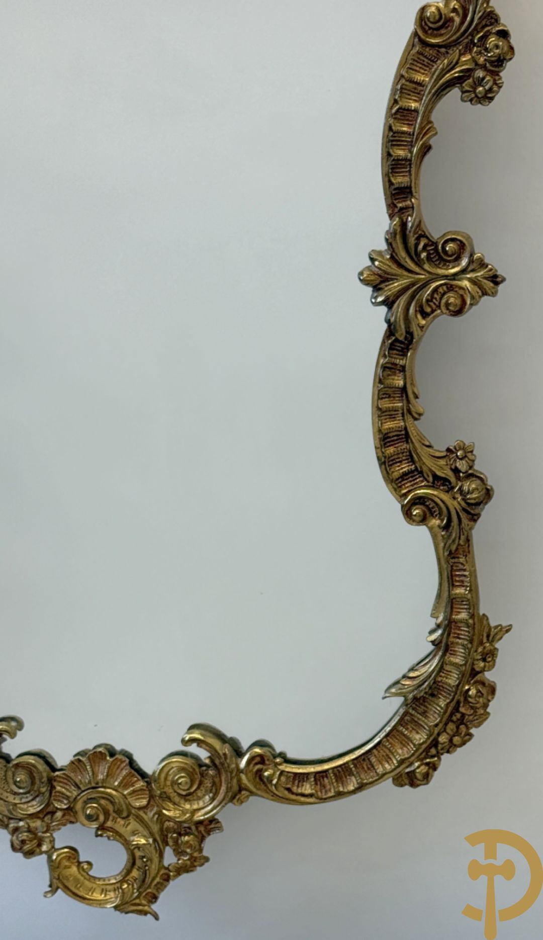 Koperen sierconsole Louis XV stijl met wit marmeren blad op 4 voluutvormige poten + bijhorende spiegel