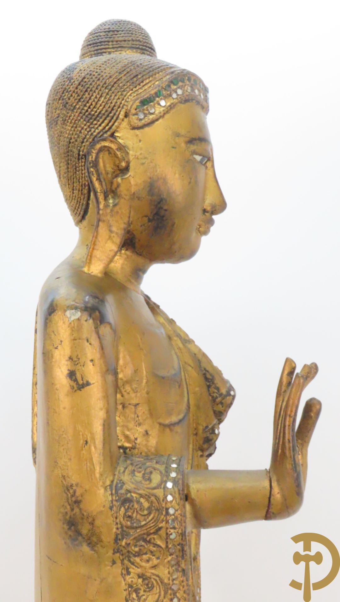 Grote staande vergulde houtgesculpteerde boedha +vergulde  zittende houten boedha met edelsteentjes