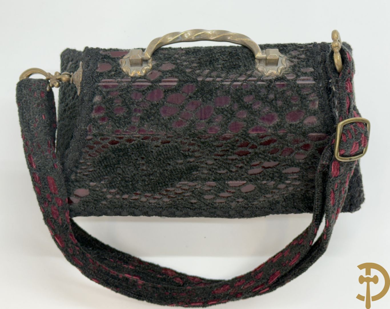 Pièce unique handtas van Wim Godderis met zwart haakwerk