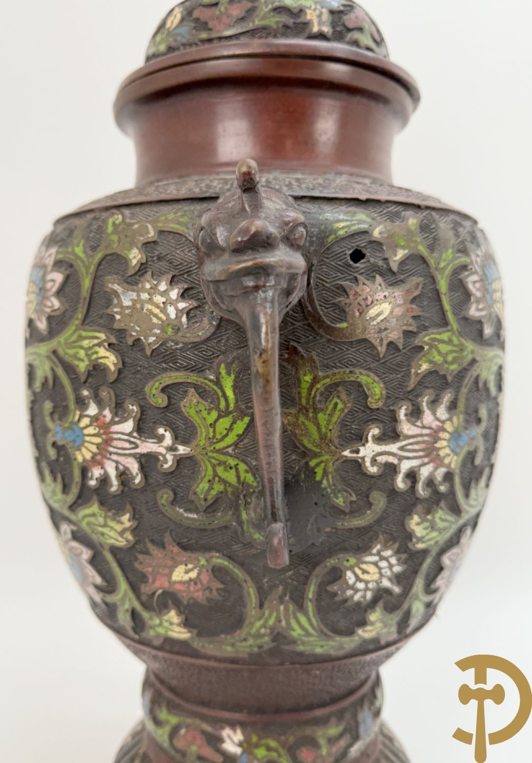 Japanse cloisoné vaas met fo-hond en bloemenmotieven