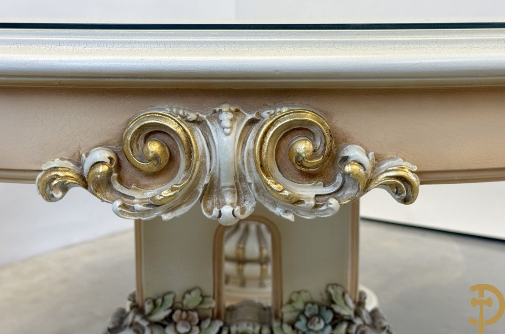 Italiaanse eetkamer met beschilderd bloemenmotief bestaande uit vierdeursdressoir met beschilderde bloemenmotieven, accanthusranken en glazen blad, tafel op gesculpteerde poten en 6 stoelen