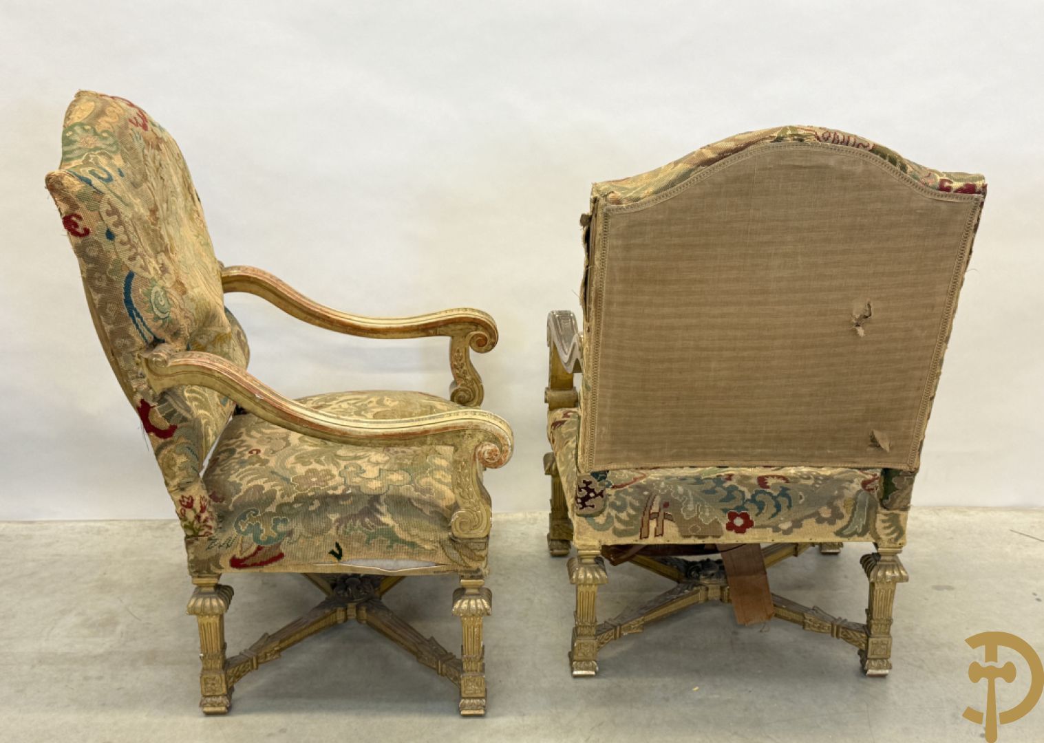 Vier vergulde Louis XIV kasteelarmzetels met geanimeerde scènes in petit points, 19e