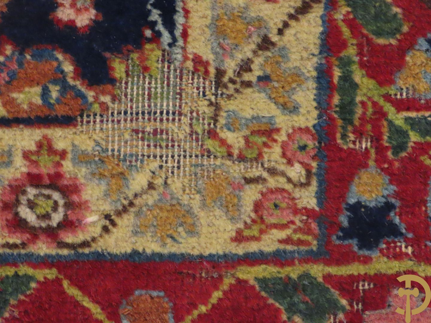 Antiek Oosters handgeknoopt tapijt Tabriz met amfoor en bloementafereel