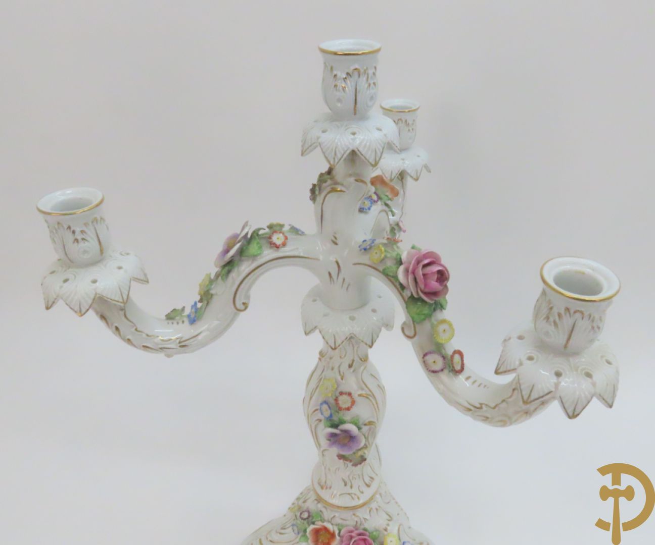 Driearmige porseleinen kandelaar met bloemenmotieven, onderaan gemerkt Plaue + porseleinen coupe Plaue + Limoges schenkkan met bloemendecor