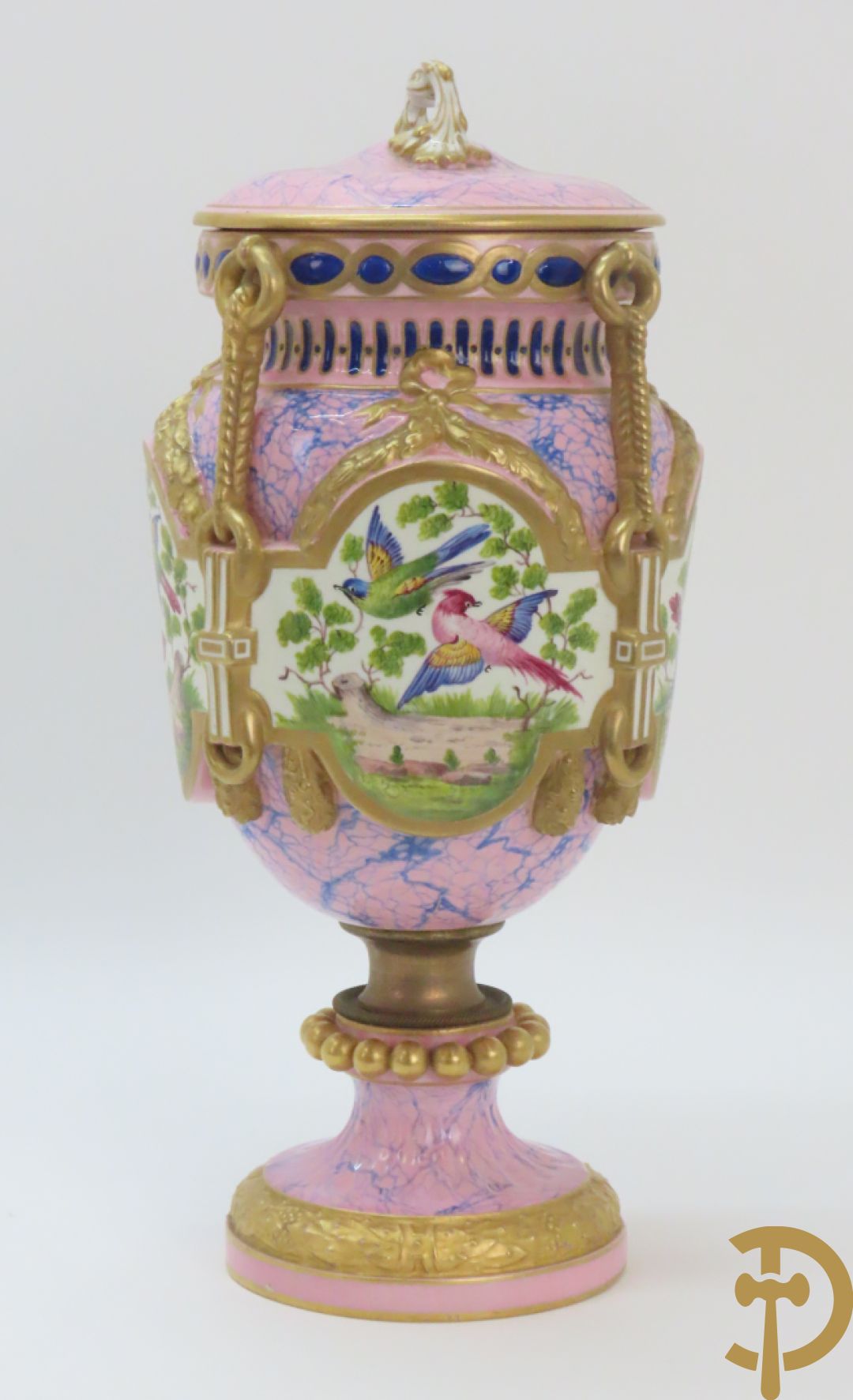 Franse porseleinen dekselpotiche bezet met decor van vogelmotieven en Louis XVI strikken, FB gemerkt