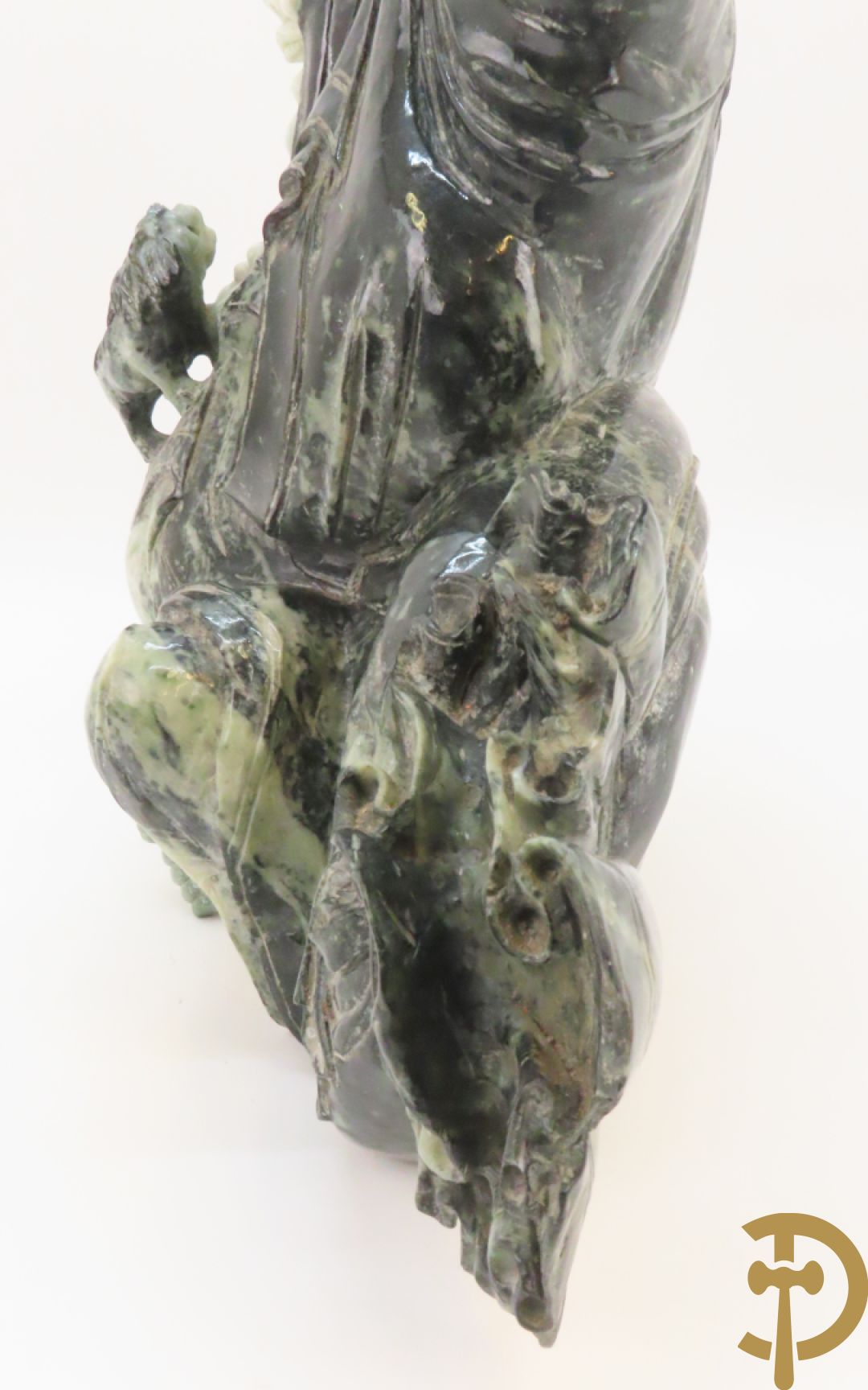 Zittende lachende boedha met kralenkrans en fo hond in gesculpteerde tweekleurige nefriet