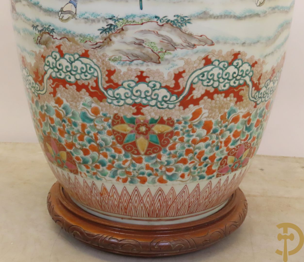 Japanse porseleinen waaiervaas met decor van geisha en krijger, bovenaan met florale motieven