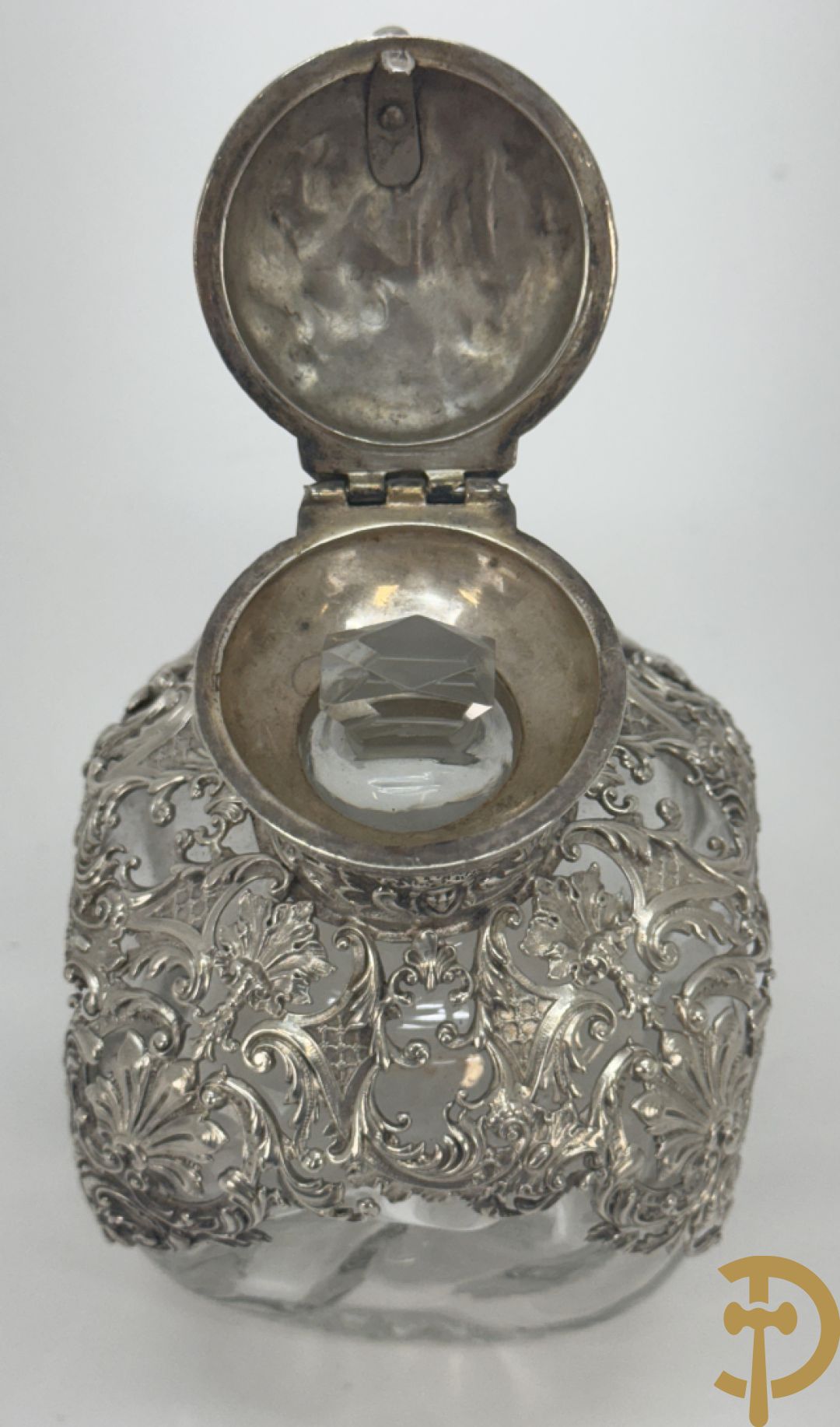 Kristallen flacon met verzilverd omhulsel en geanimeerd tafereel + kristallen coupe met verzilverde rand + kristallen coupe met vergulde louis XVI strikken en guirlandes