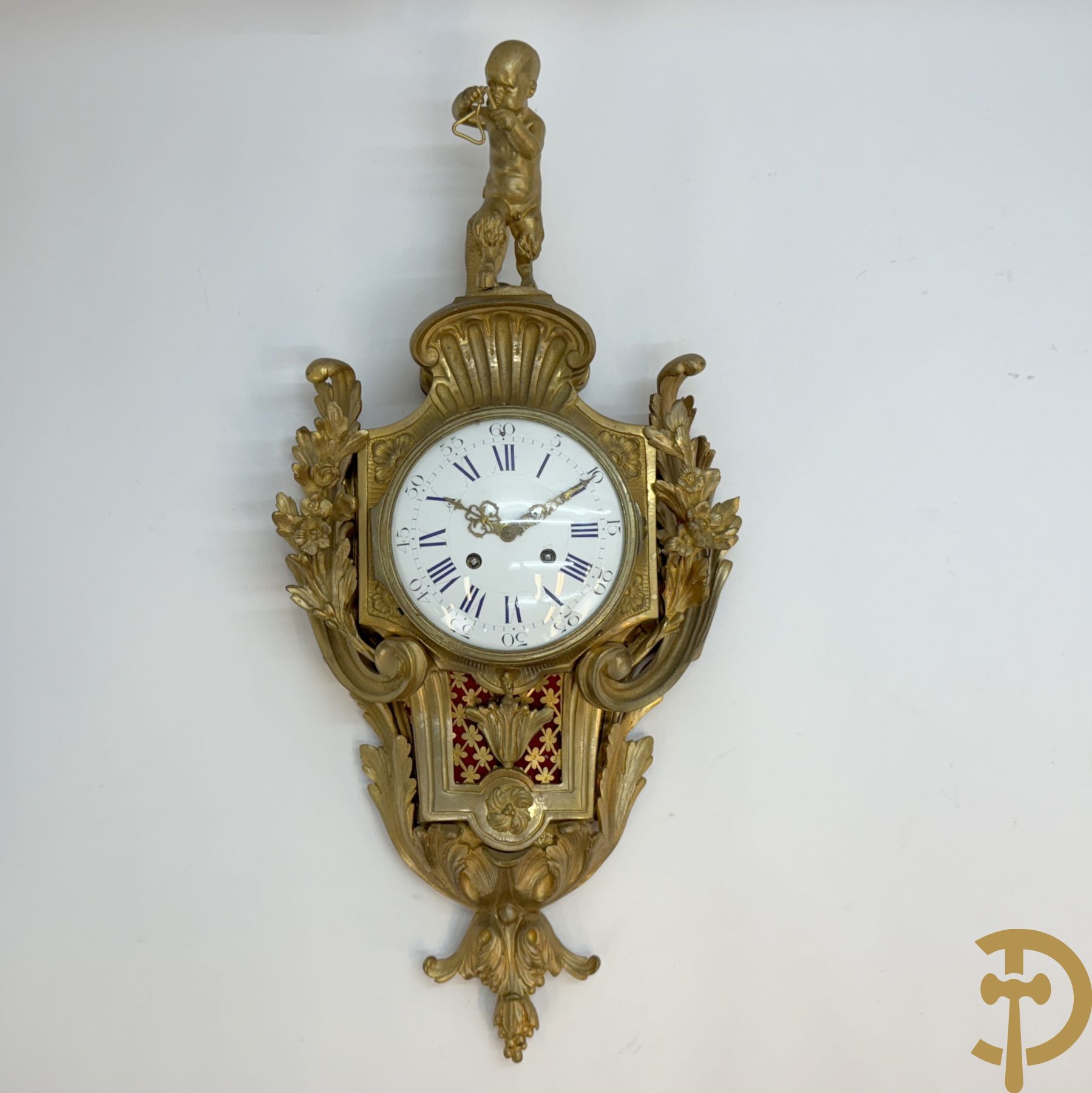 Bronzen muurkartel Louis XV stijl met bloemenmotieven en bovenaan bezet met faune met triangle, Molle Paris getekend binnenin op uurwerk