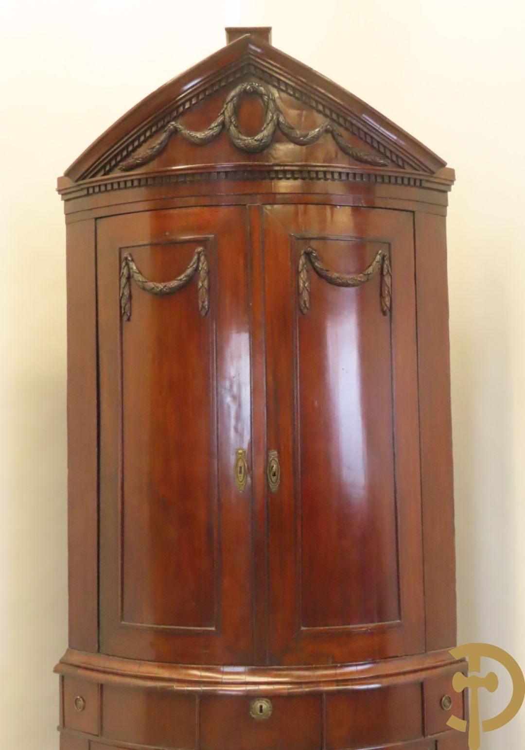 Mahoniehouten hoekkast met gebogen deuren - bovenaan met fronton en Louis XVI motieven, laat 18e