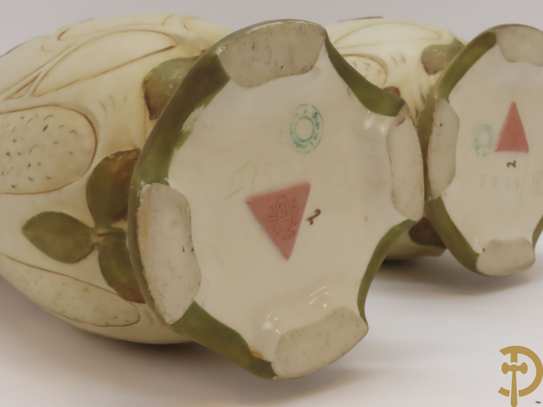 Paar Royal Dux vazen, Art Nouveau stijl, met bloemen bezet, Nummer 5505