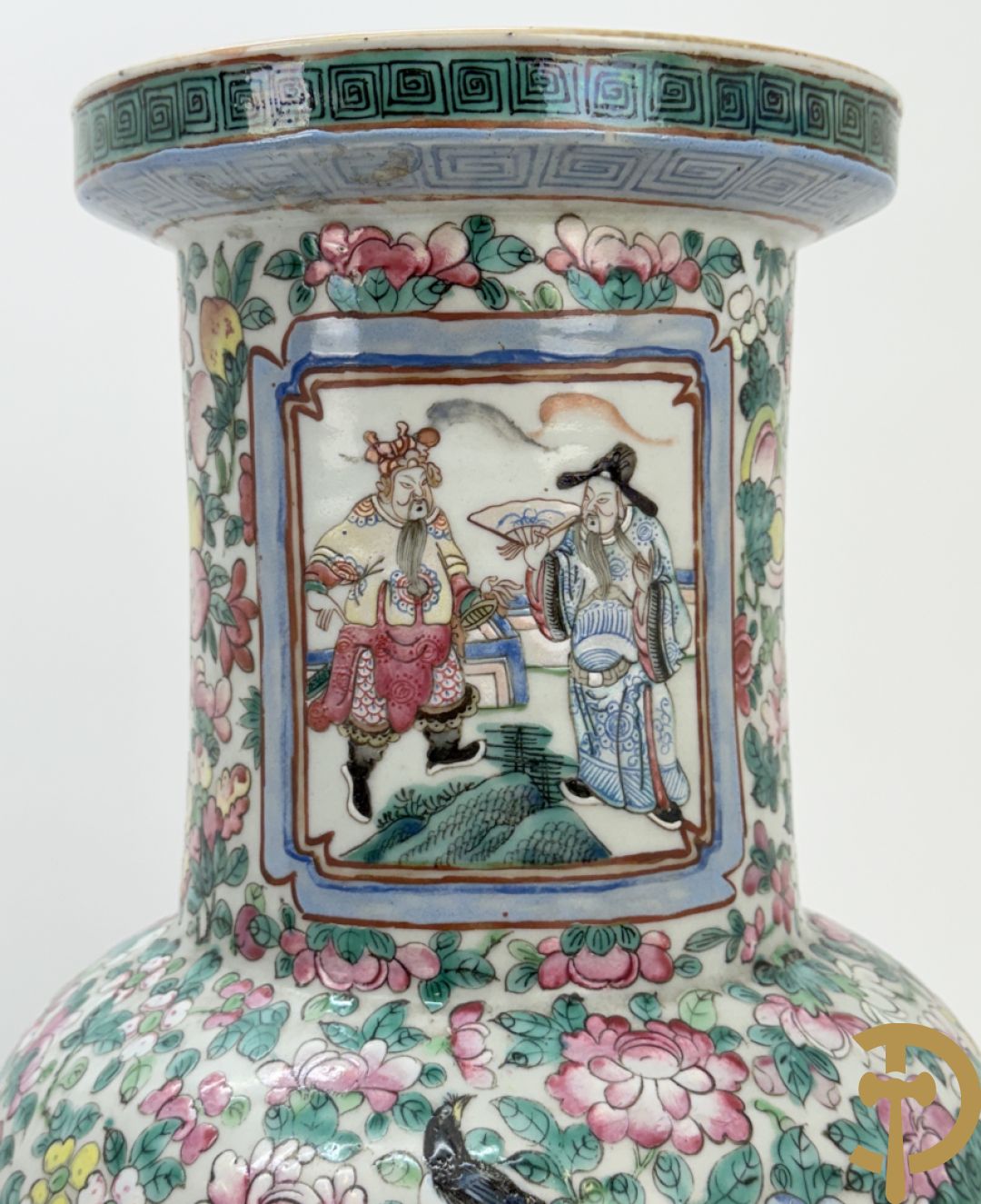 Chinese porseleinen vaas met geanimeerd decor en fond van bloemen, Kanton 19e