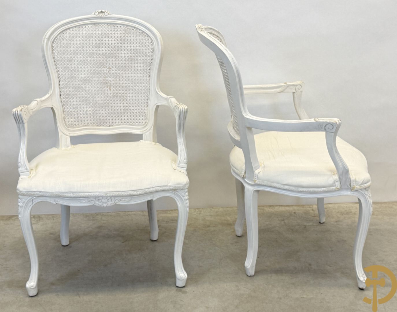 Paar gemonochromeerde Louis XV armzetels met gecanneerde rug + 2 gestoffeerde Louis XV armzetels