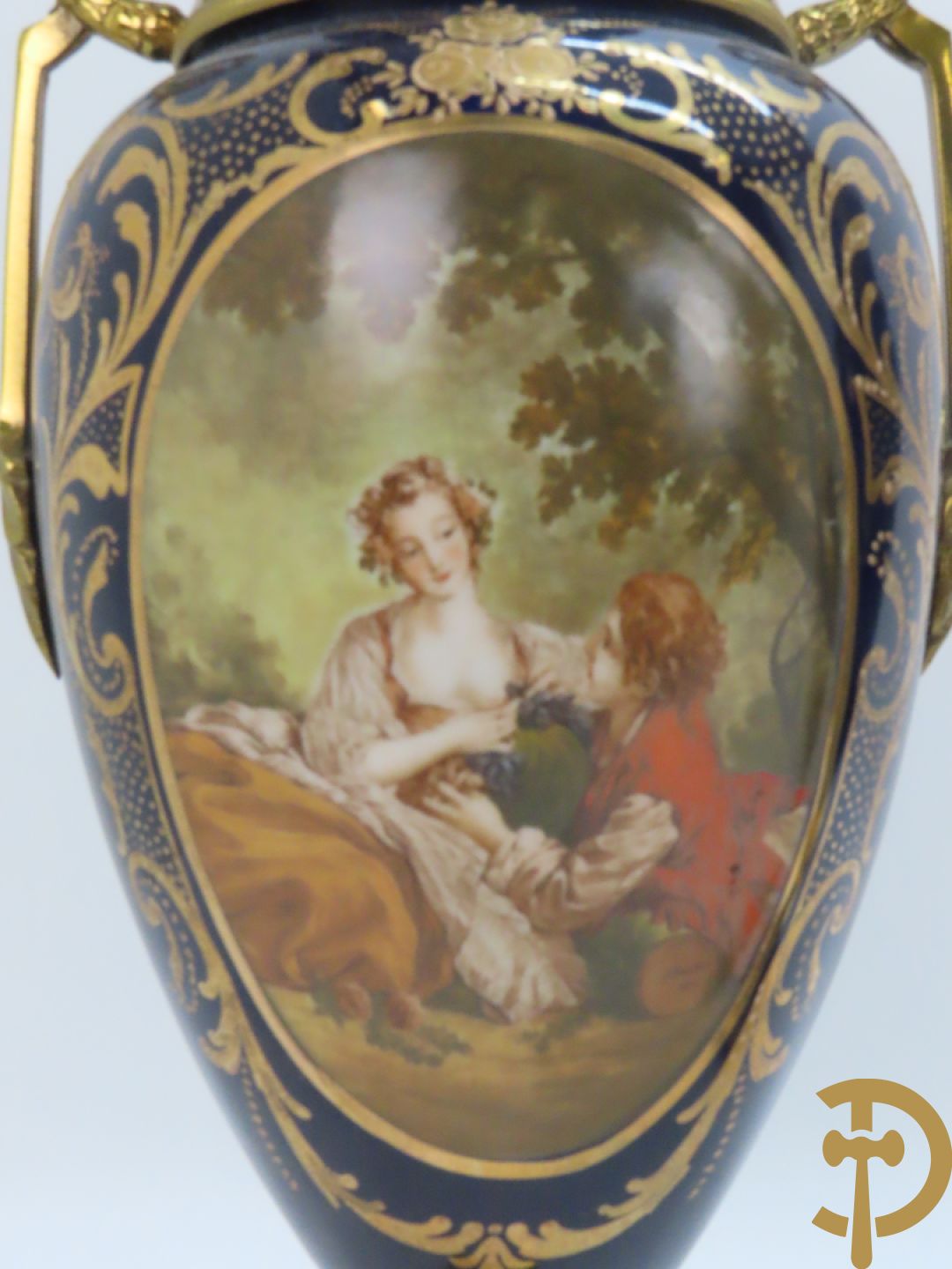 Paar kobaltblauwe dekselpotiches, Sèvres stijl