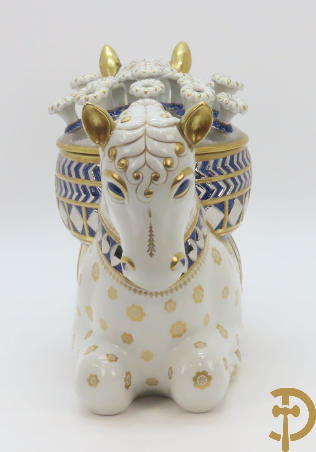 Keramieken beeld met 2 paardenkoppen, centraal met pique fleur, Italiaans, onderaan gemerkt Mangani