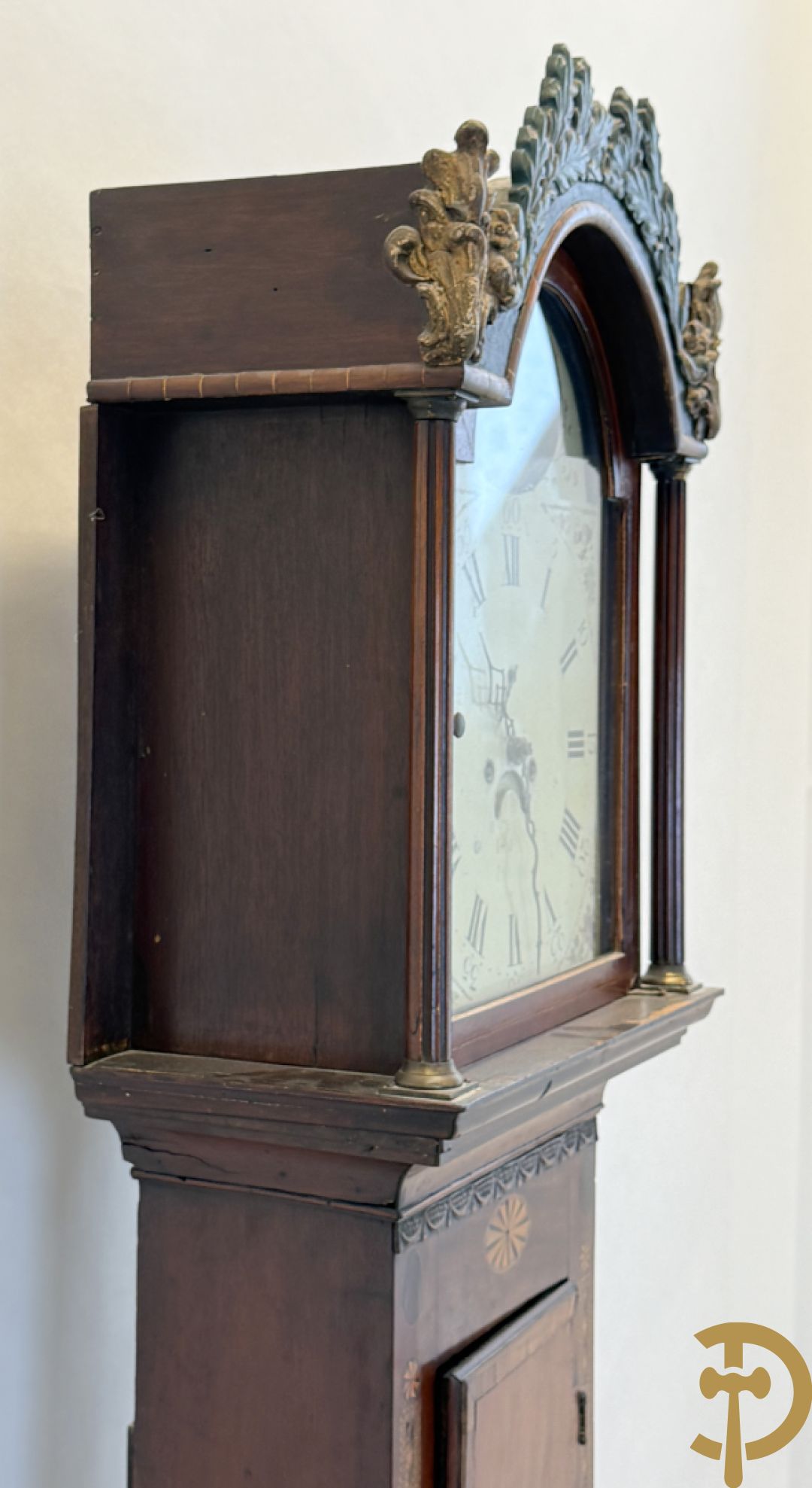 Engelse staande grootvadersklok met handbeschilderd tafereel in de wijzerplaat