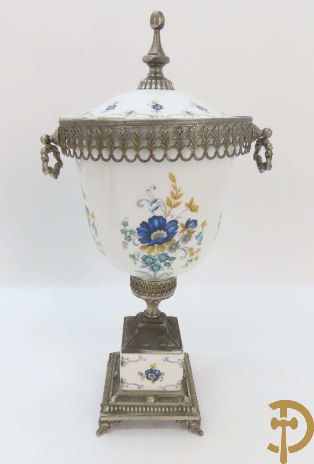 Twee porseleinen Stijl Sèvres cassolettes + dekselpotiche met bloemendecor + vijfarmige kandelaar Sèvres stijl, ACF