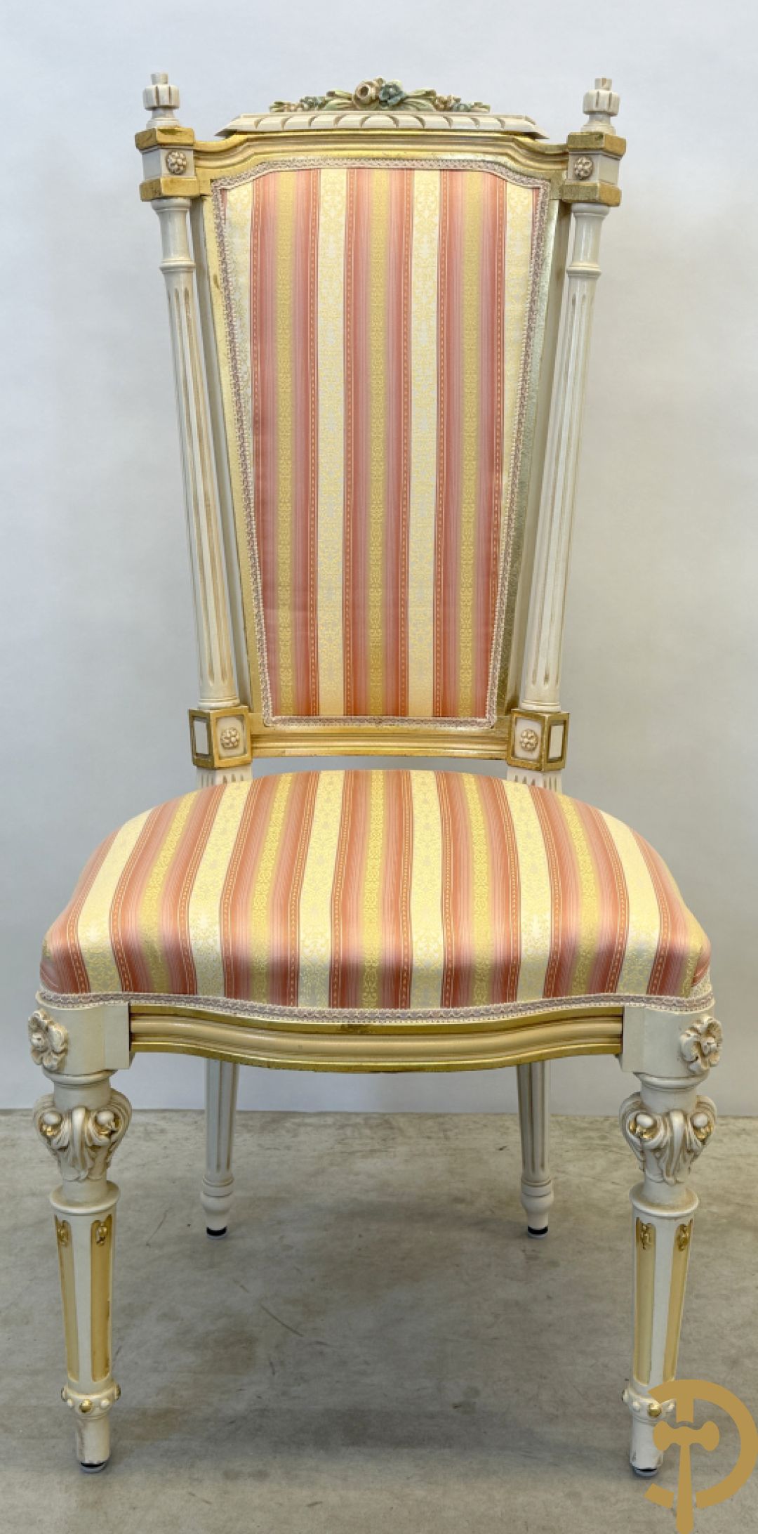 Italiaanse eetkamer met beschilderd bloemenmotief bestaande uit vierdeursdressoir met beschilderde bloemenmotieven, accanthusranken en glazen blad, tafel op gesculpteerde poten en 6 stoelen