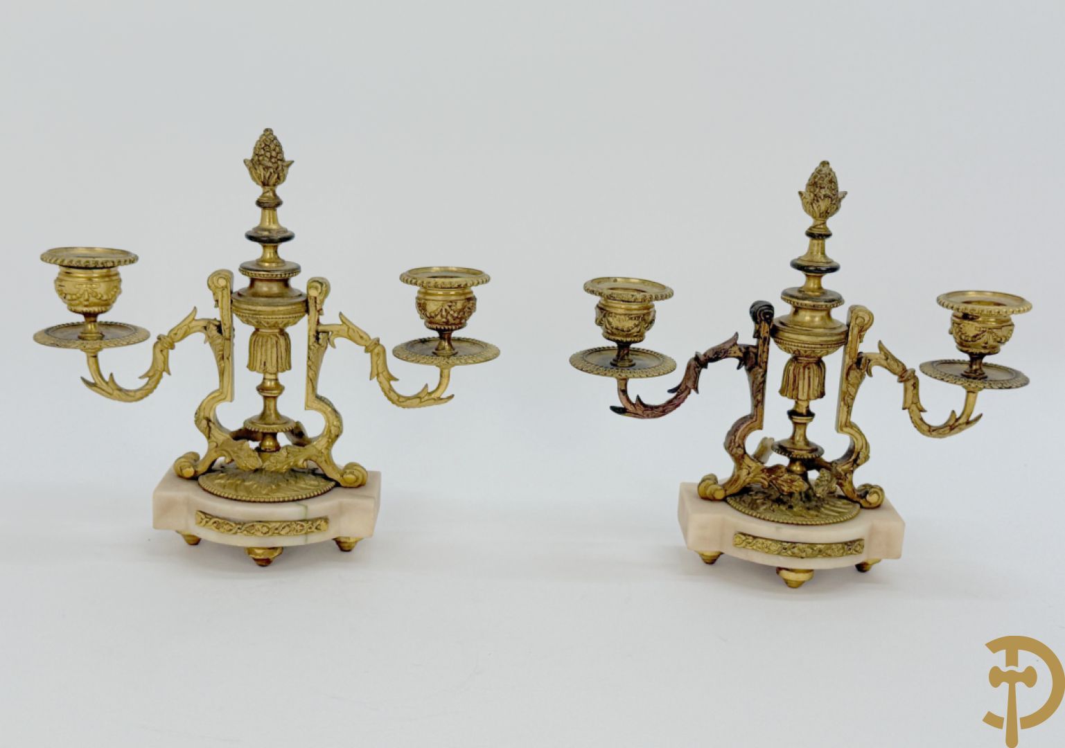 Driedelige garnituur met bronzen ornamenten van vogels en accanthusranken op marmeren basis