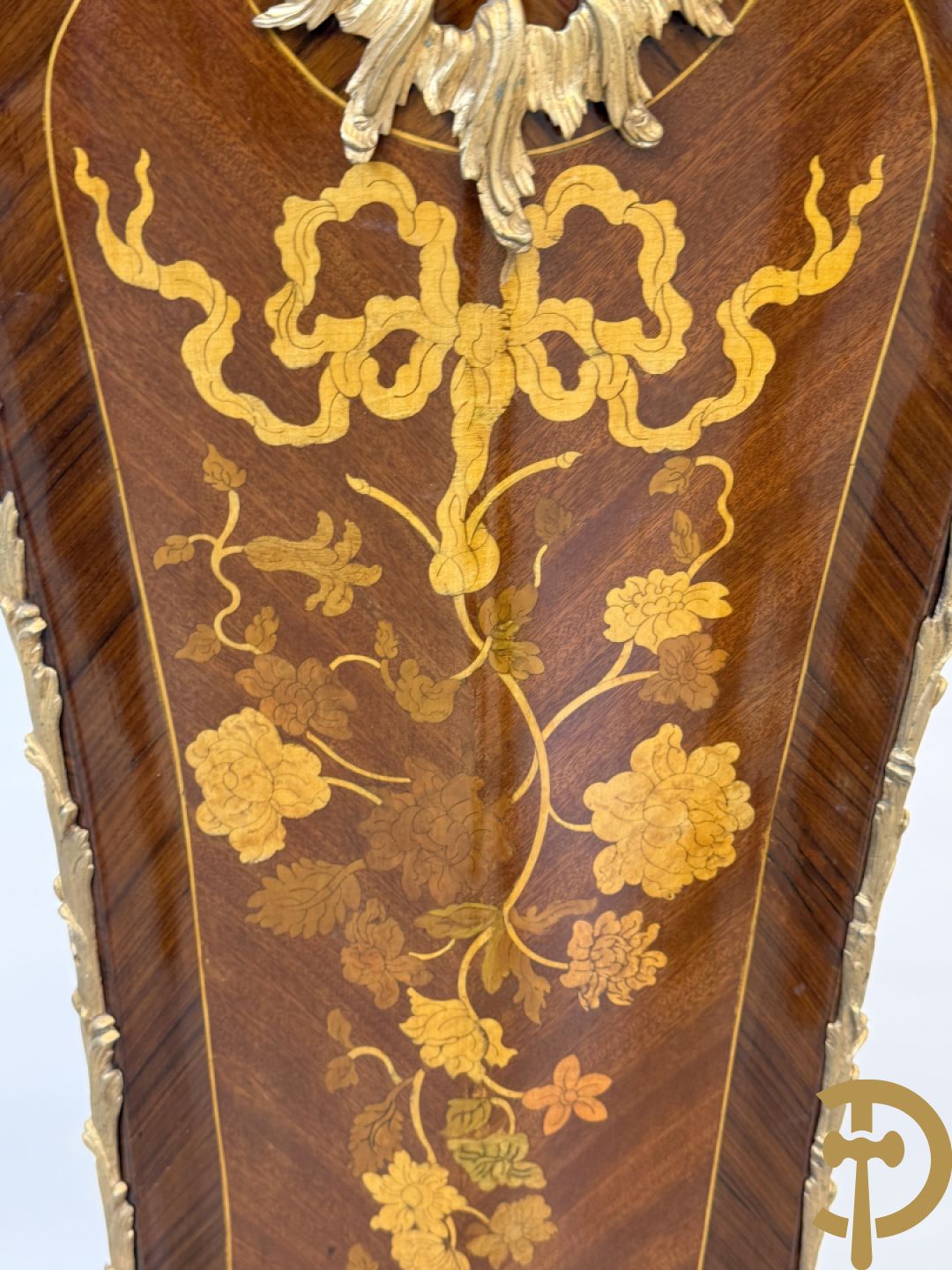 Paar notelaren gemarketteerde zuilen bezet met bronsbeslag en Louis XV motieven op voluutvormige poten - bovenaan met marmeren geaderd blad