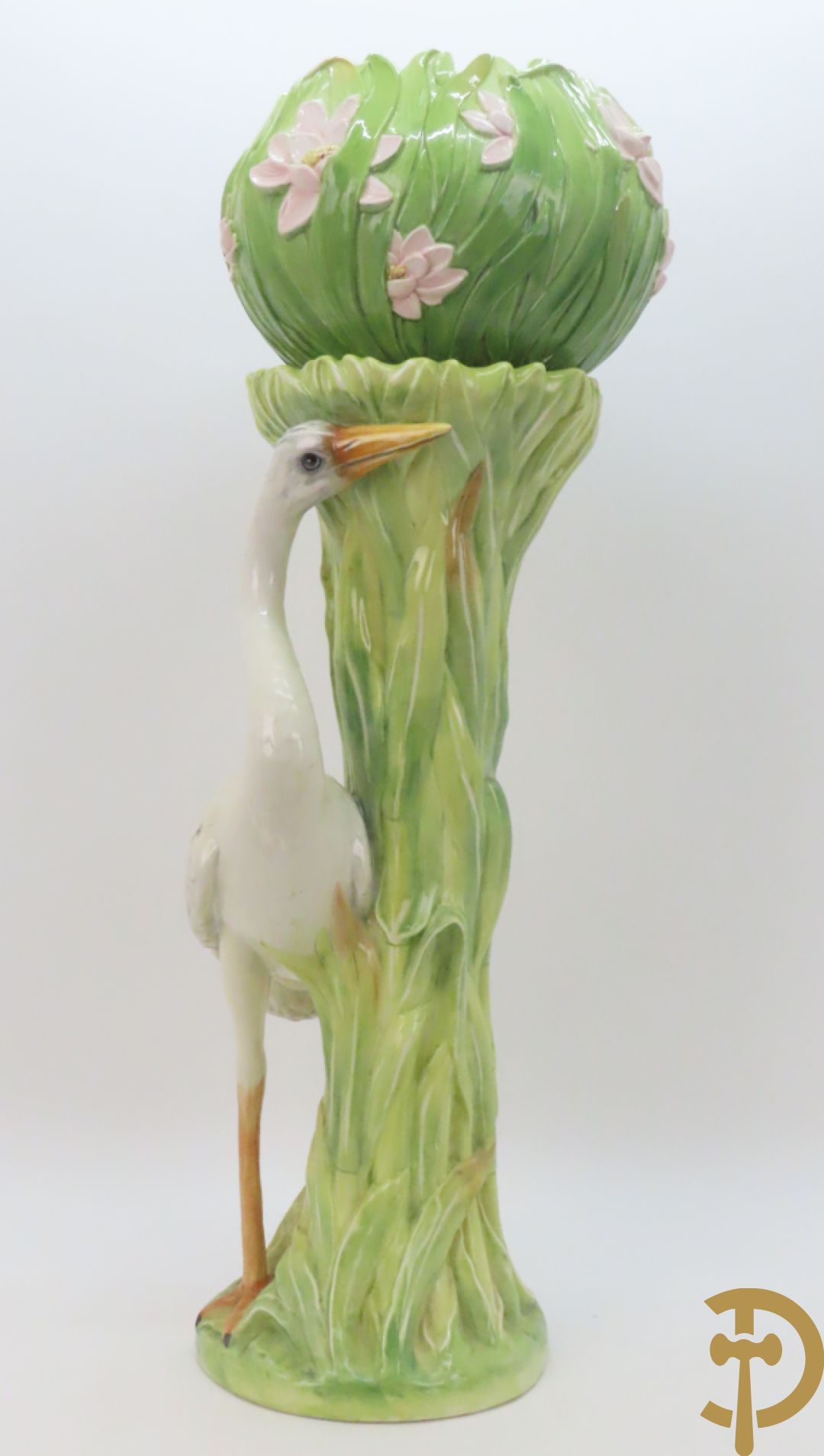 Keramieken zuil met ooievaar in het riet met cachepot erop, Italiaans, gemerkt