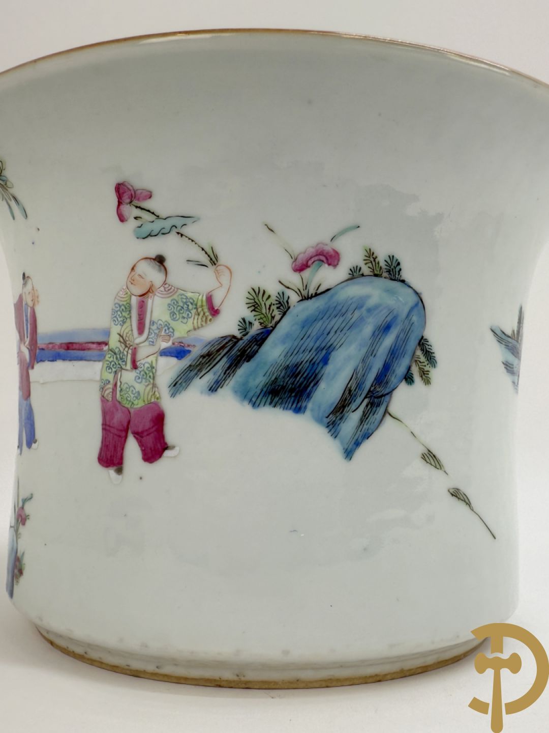 Chinese porseleinen bloemencachepot met decor van kinderen en dames