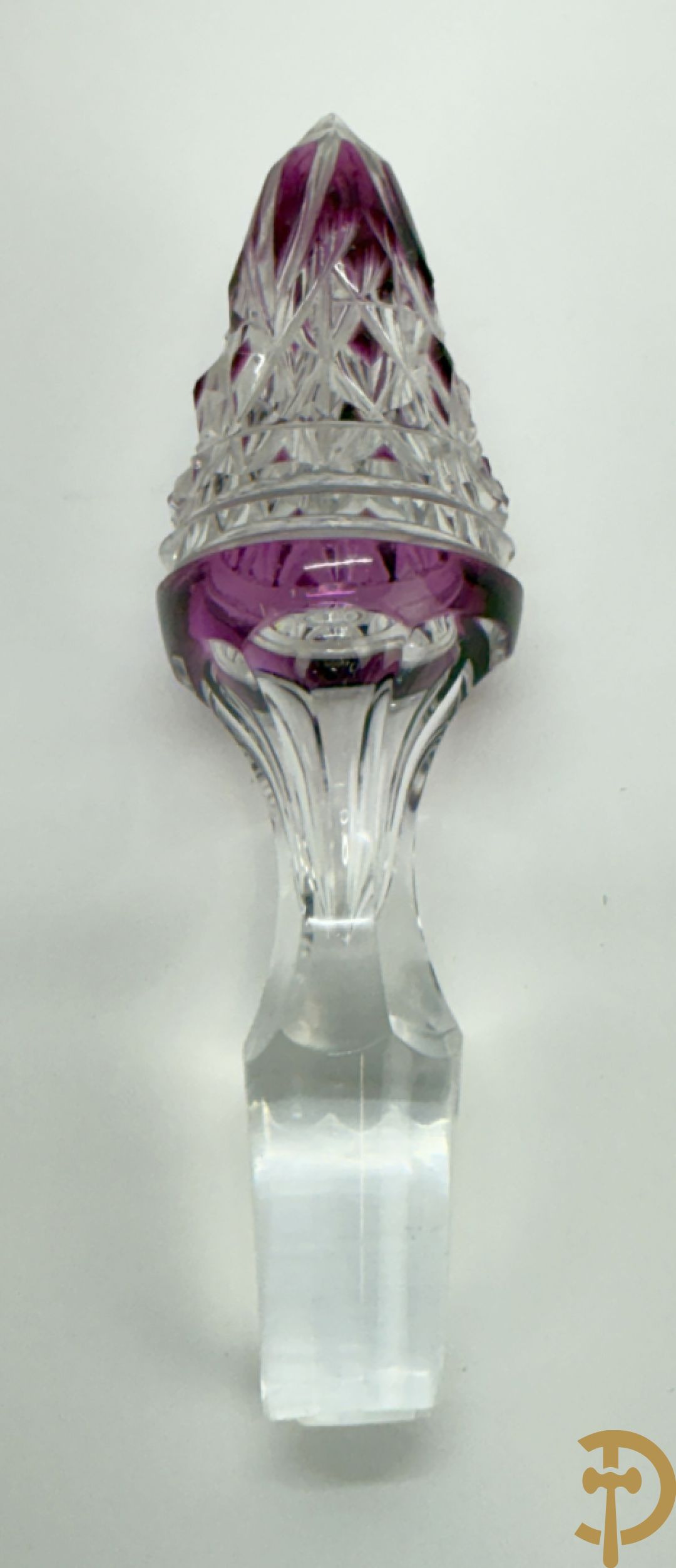 Paarse en rood gekleurde kristallen karaf Val-Saint-Lambert + 2 Boheemse karaffen + verzilverde decanteur met Louis XV motieven