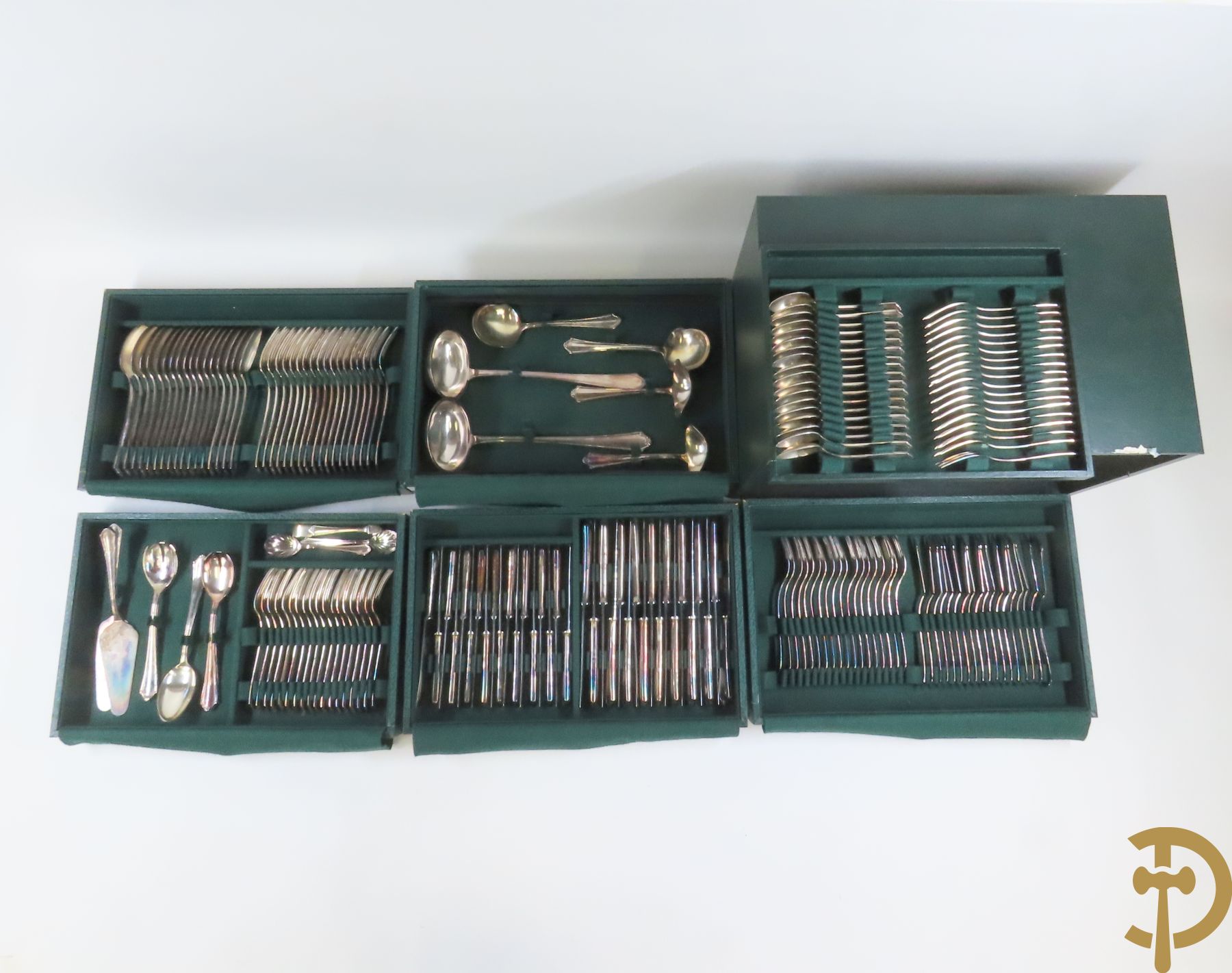 Verzilverd bestek 100/1000 bestaande uit 9 reeksen van 12 en 16 losse stukken