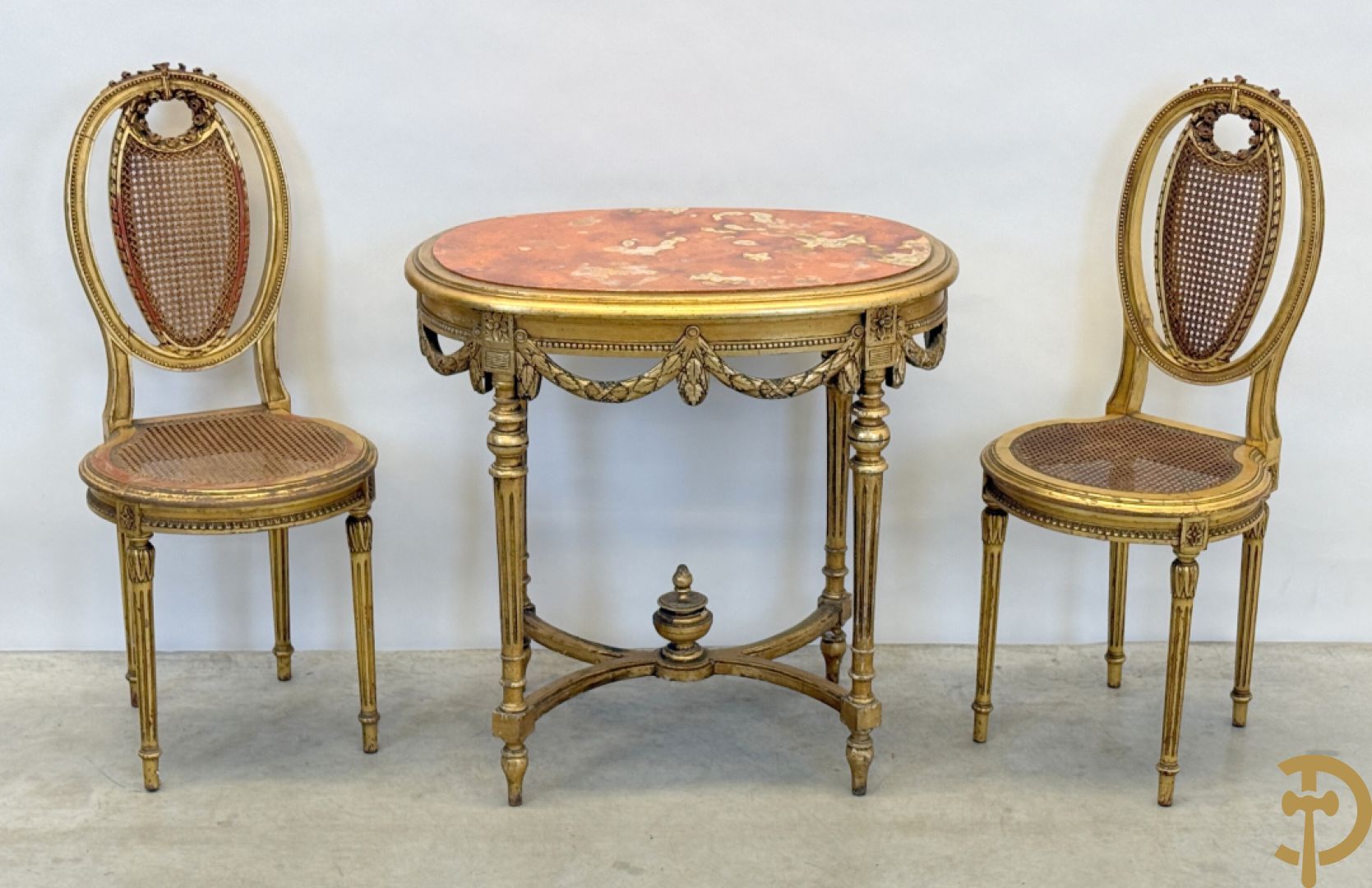 Ovale vergulde salontafel met Louis XVI motieven op gecanneleerde poten - met marmeren blad + 2 vergulde Louis XVI stoelen