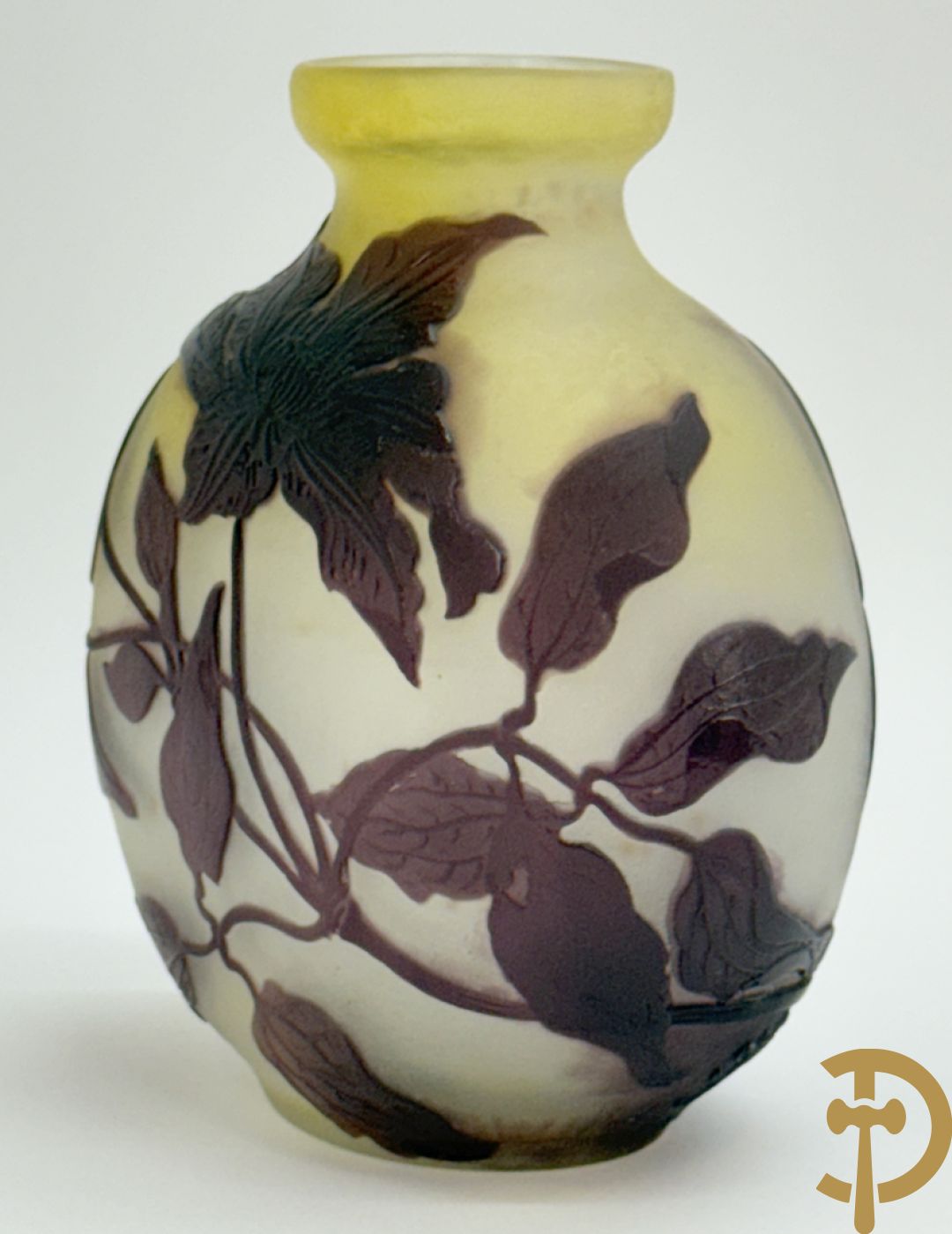 Art Nouveau vaas met gestyleerde bloemen, gezuurd en getekend Gallé