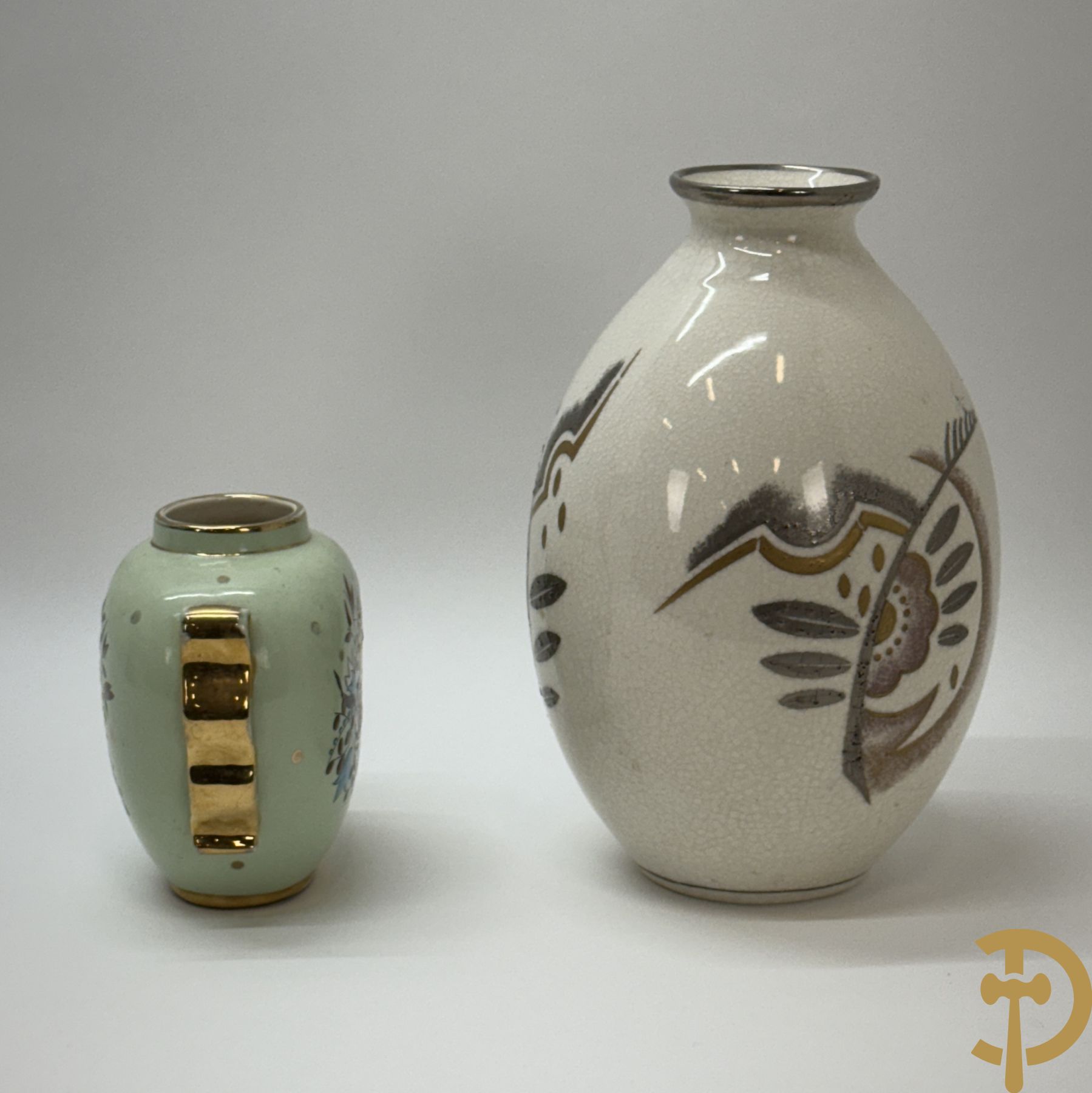 Boch La Louvière vaas met gestyleerd bloemenmotief en Art deco decor D1781 + Kleine Boch vaas met bloemendecor, decor 5525