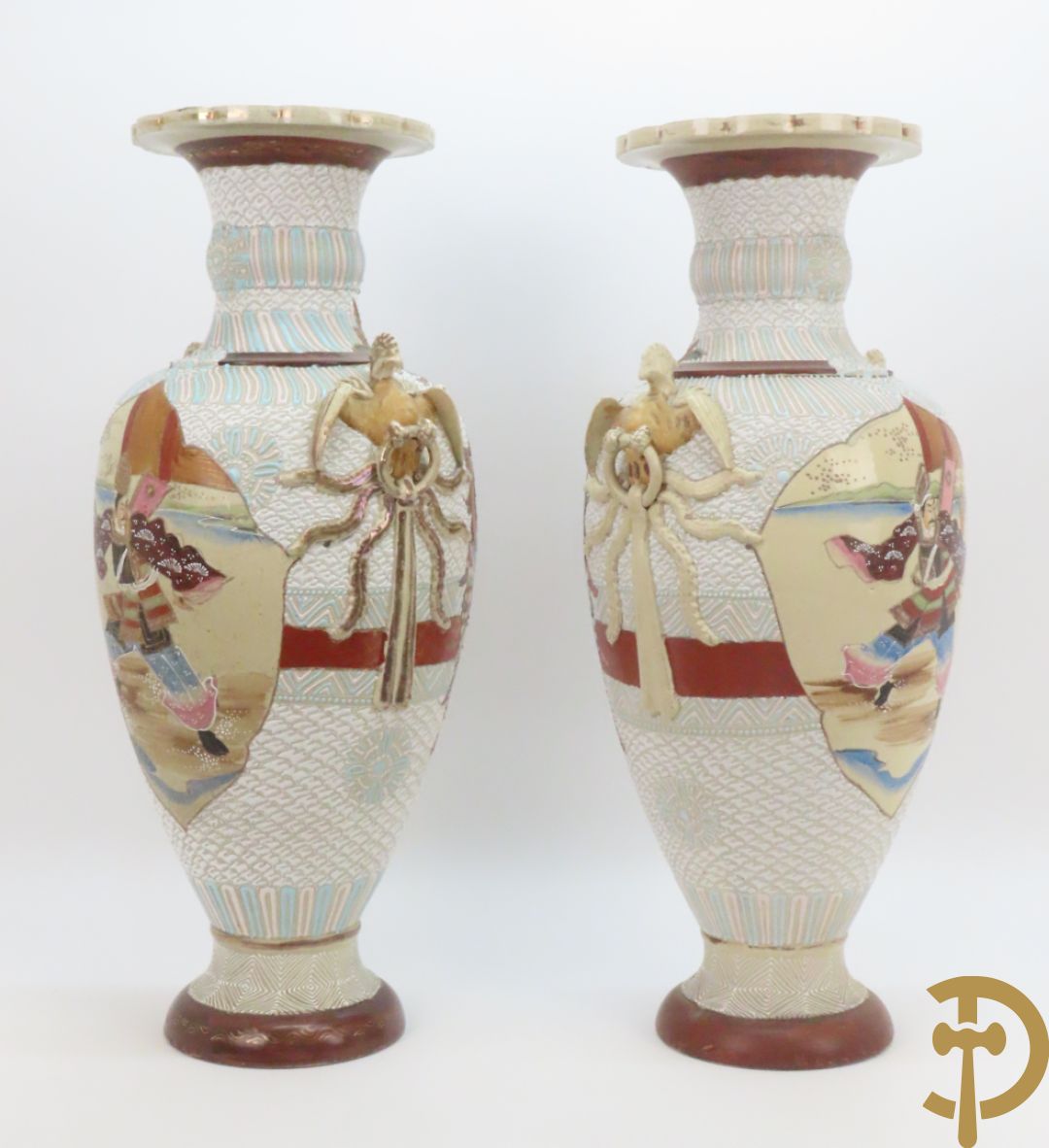 Paar Japanse Satsumat vazen met kijgerdecor en geanimeerde scènes, zijdelings met vogels bezet