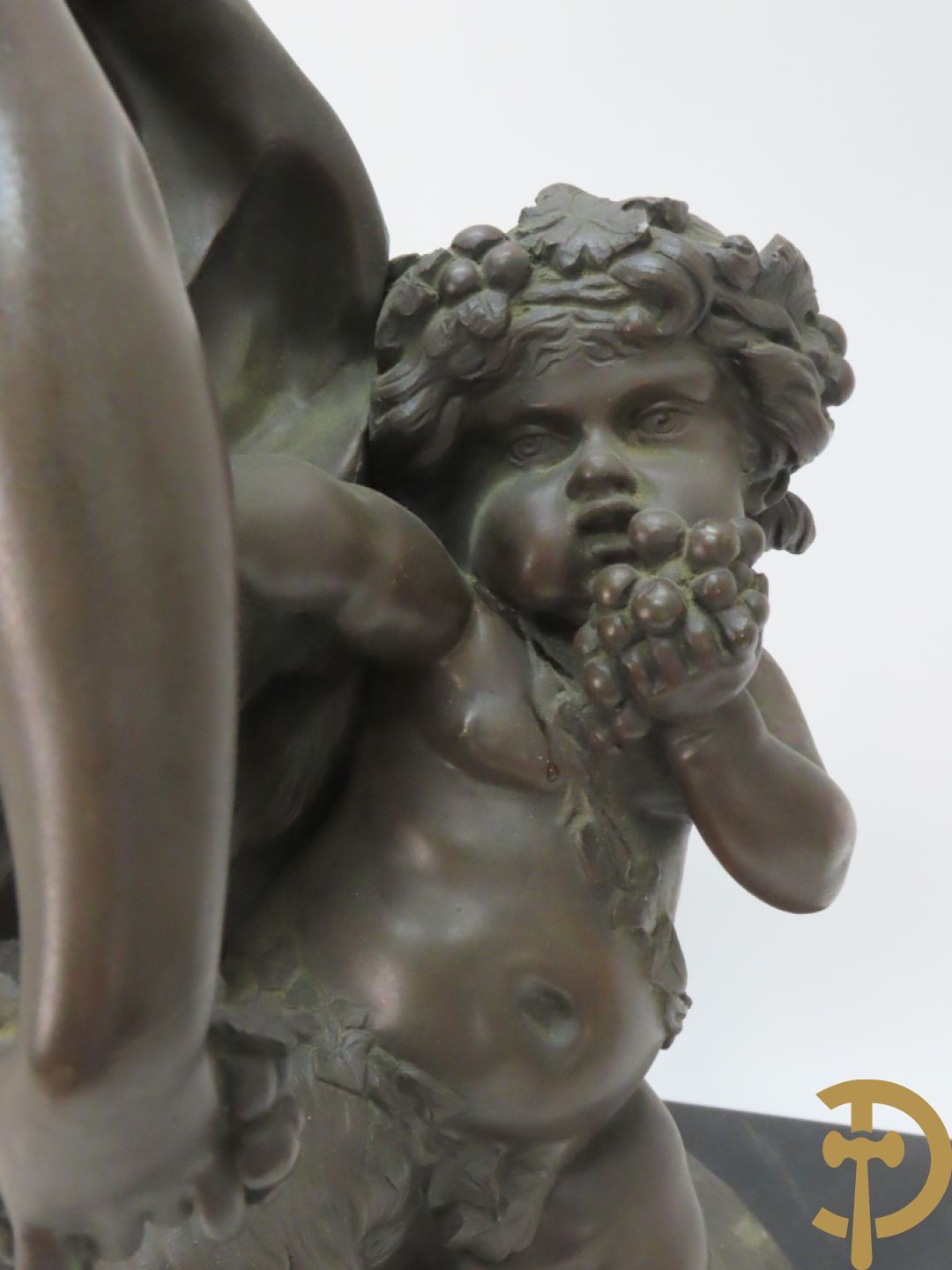 CLODION getekend - Paar elegante bronzen dames met tambour en fruit, geflankeerde door jonge faune, op marmeren klokstel - opgebouwd als garnituur met 2 kandelaars met bronzen kindjes dragende een toorts met bloemen en kaarsen