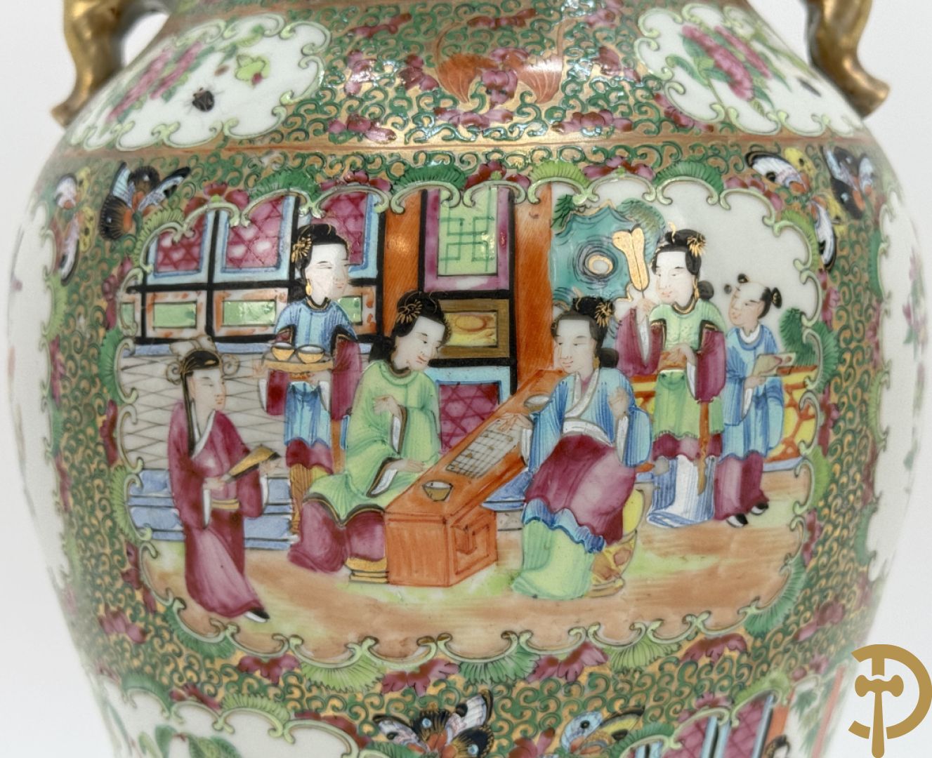 Chinese porseleinen Kantonvaas met geanimeerde taferelen, bloemen, vogel en vlinderdecor