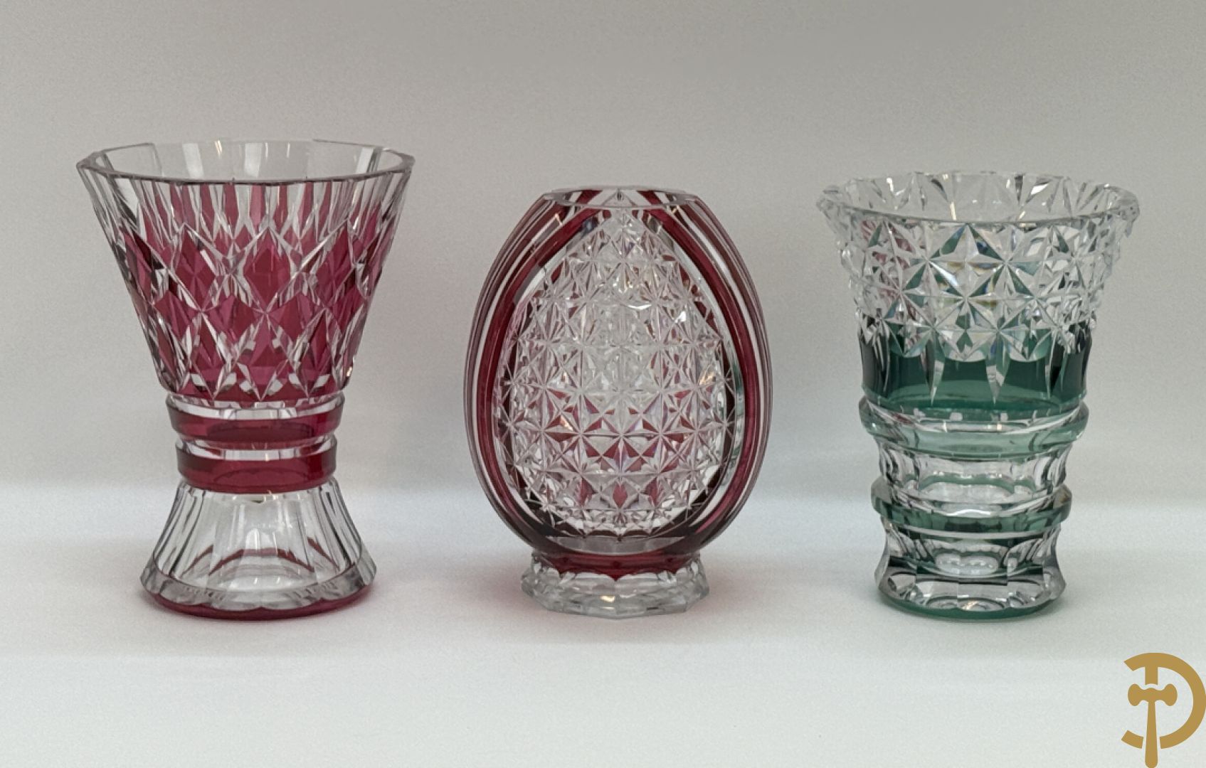Gekleurde bolvormige kristallen handgeslepen Val-Saint-Lambert vaas, gemerkt 1197 + groene krsitallen Val-Saint-Lambert vaas + rode geslepen Val-Saint-Lambert vaas