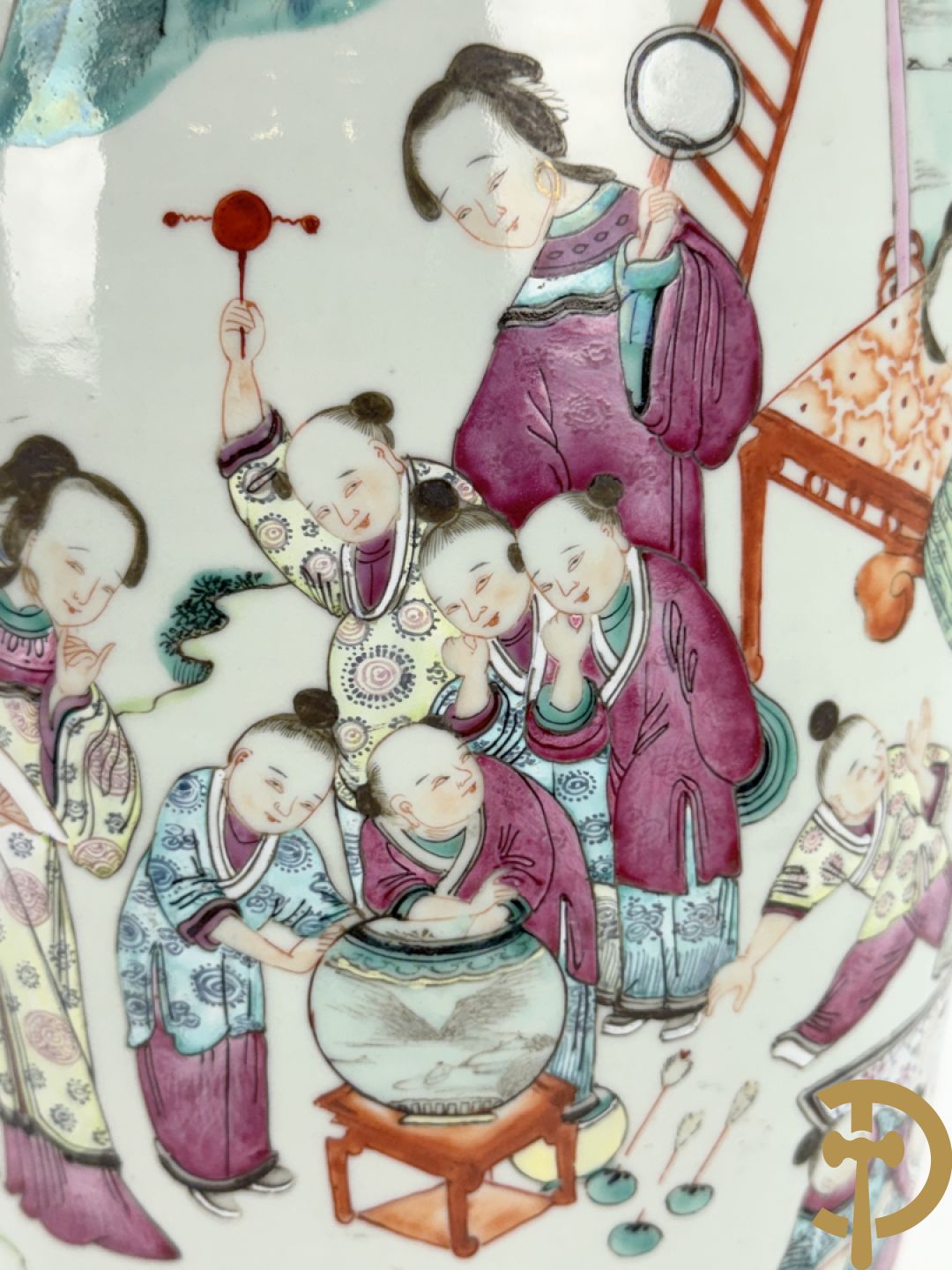 Chinese porseleinen vaas met dubbel decor van dieren, personages, dames en kinderen