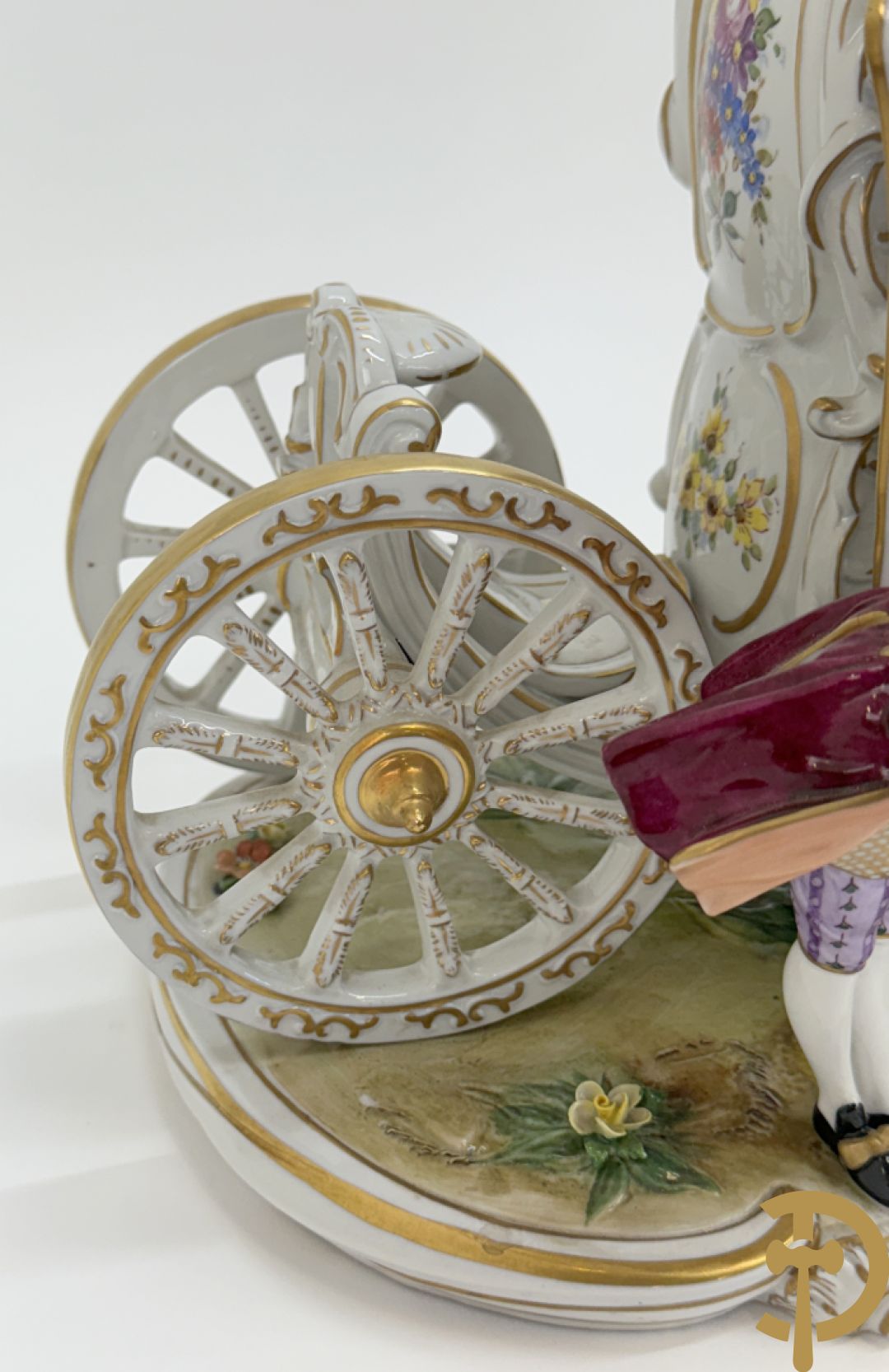 Porseleinen meerkleurige groep met koets, edeldame, lakei, ruiter en 2 paarden