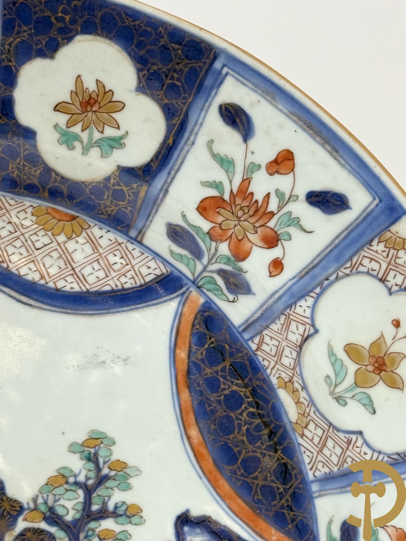 Chinees porseleinen Imari bord met landschapsdecor en bloemen