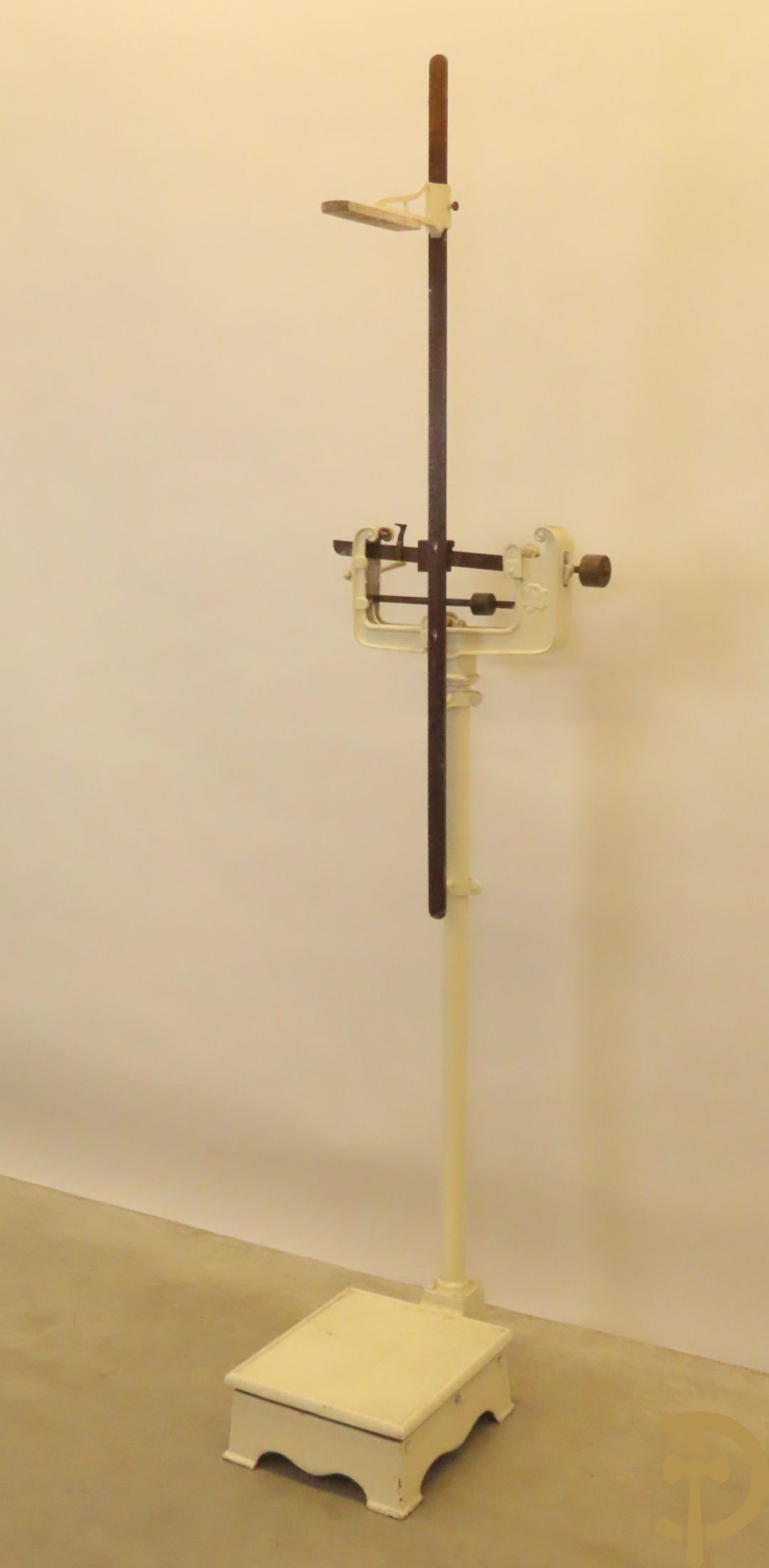 Oude metalen doktersweegschaal met meetlat