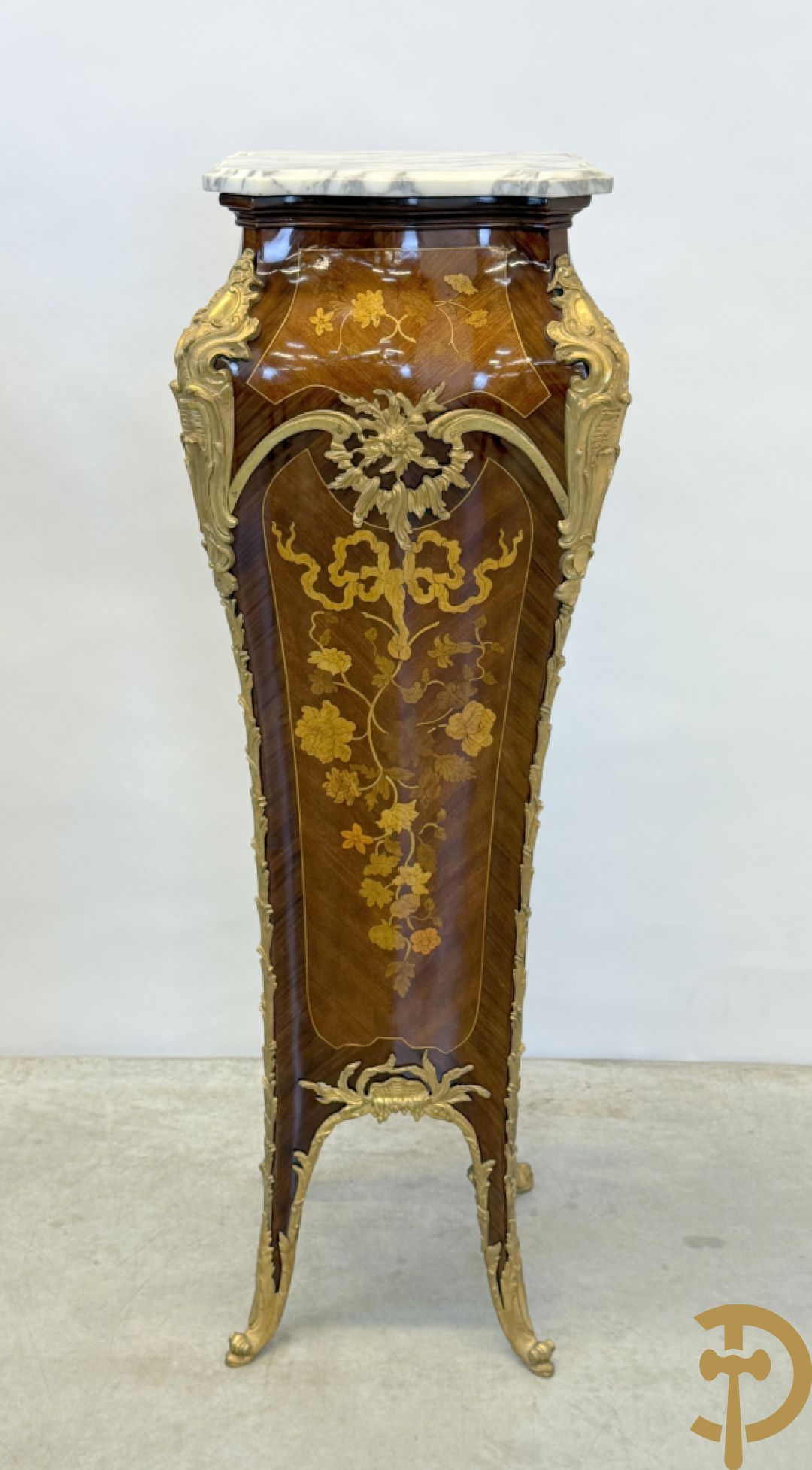 Paar notelaren gemarketteerde zuilen bezet met bronsbeslag en Louis XV motieven op voluutvormige poten - bovenaan met marmeren geaderd blad