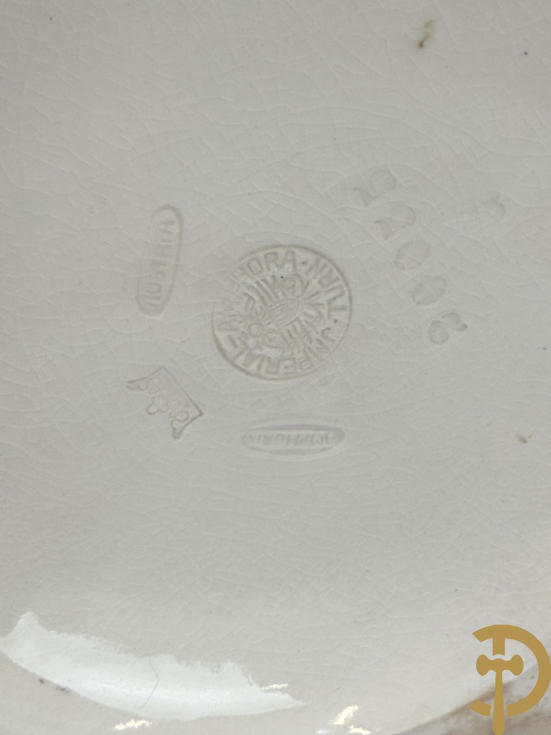 Paar meerkleurige faience vazen,  Austria gemerkt, met cupido