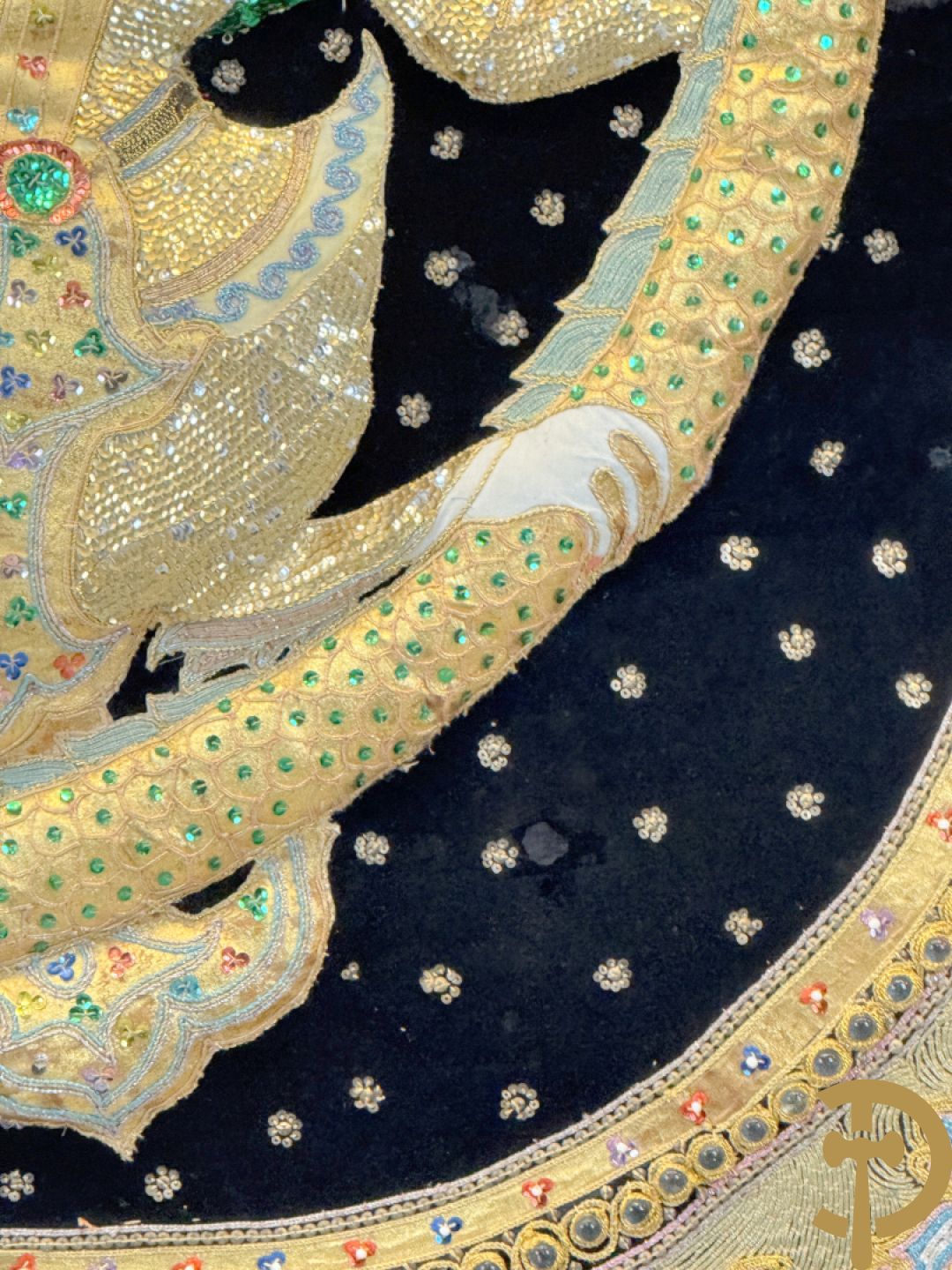 Groot Thais handgemaakt tafereel met boedhistische figuren en paradijsvogel