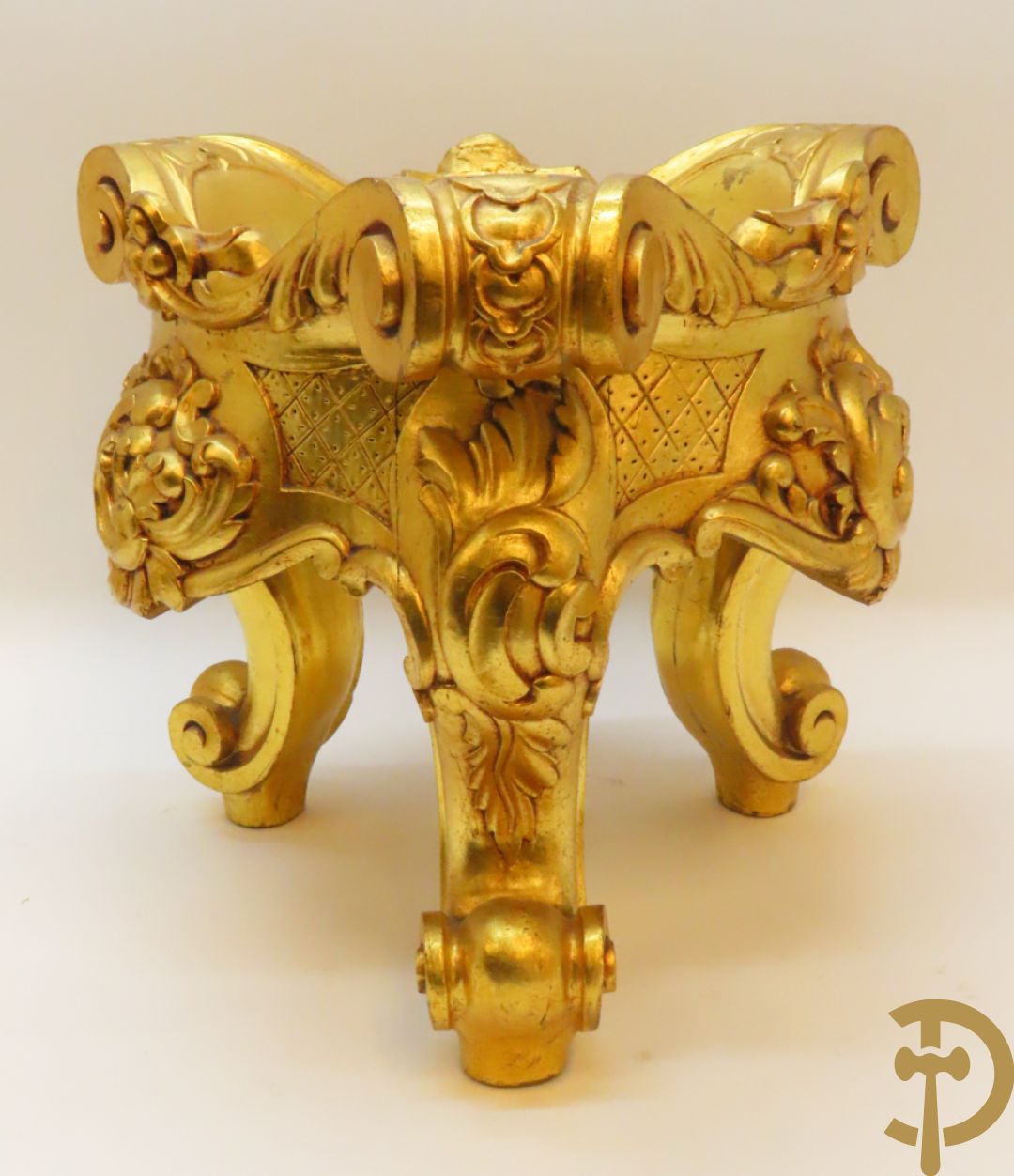 Twee vergulde sokkels met accanthusranken