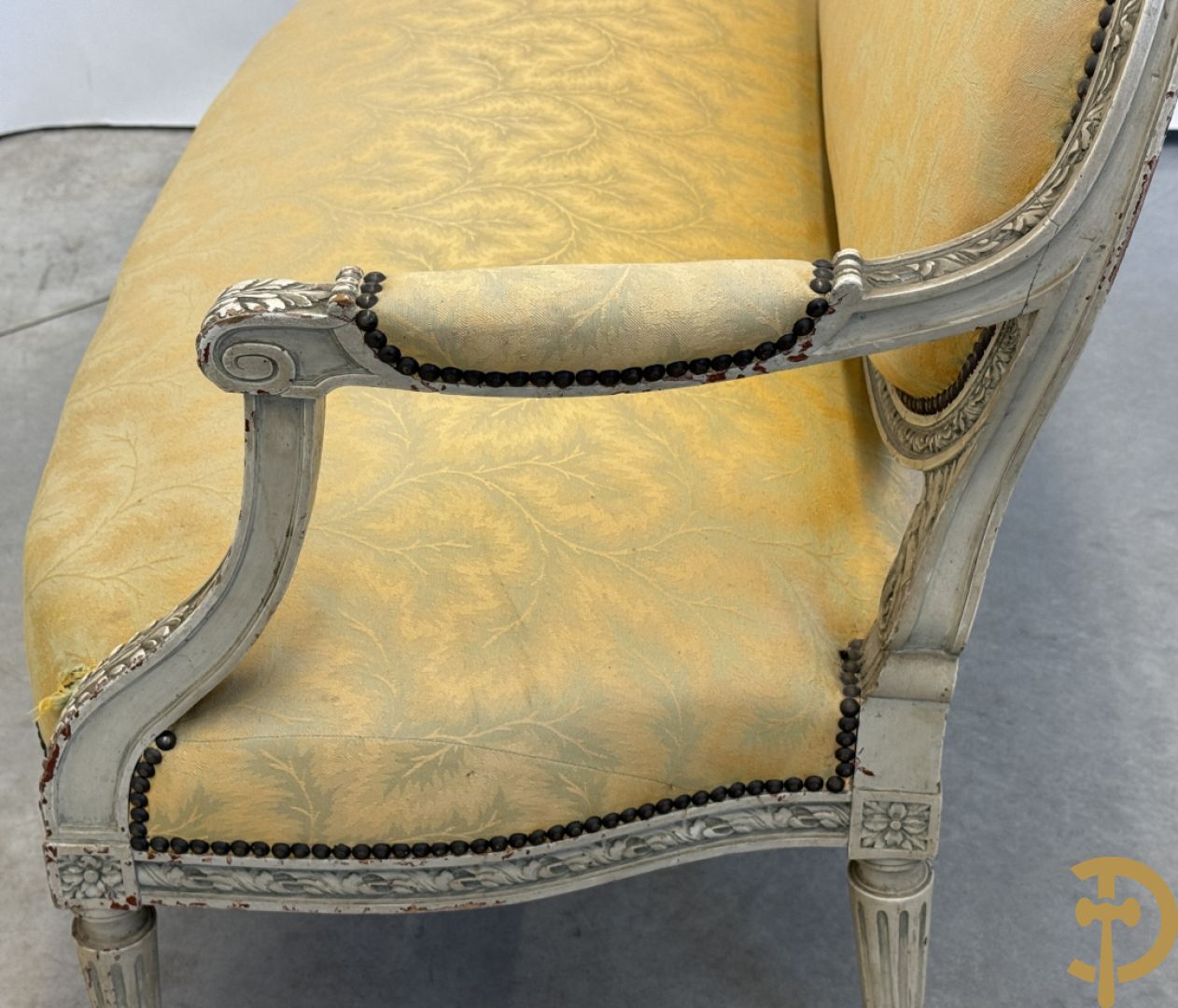 Salonensemble met rocailles, bloemenmotieven en gecanneleerde poten bestaande uit canapé, 2 armzetels en 2 stoelen