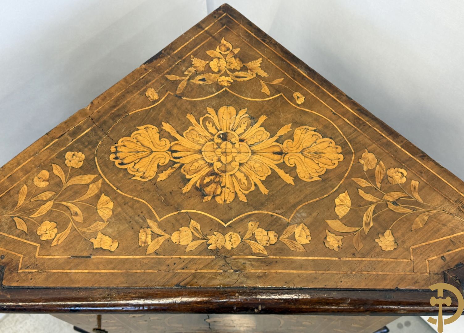 Hollandse ééndeurs hoekkast met gemarketteerd bovenblad met bloemenmotieven- deur met amfoor,  bloemen en bovenaan met papegaai