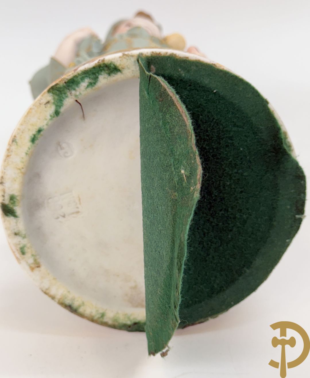 Paar grote Franse gekleurde biscuits van meisje en 
 jongen met schaap en geit