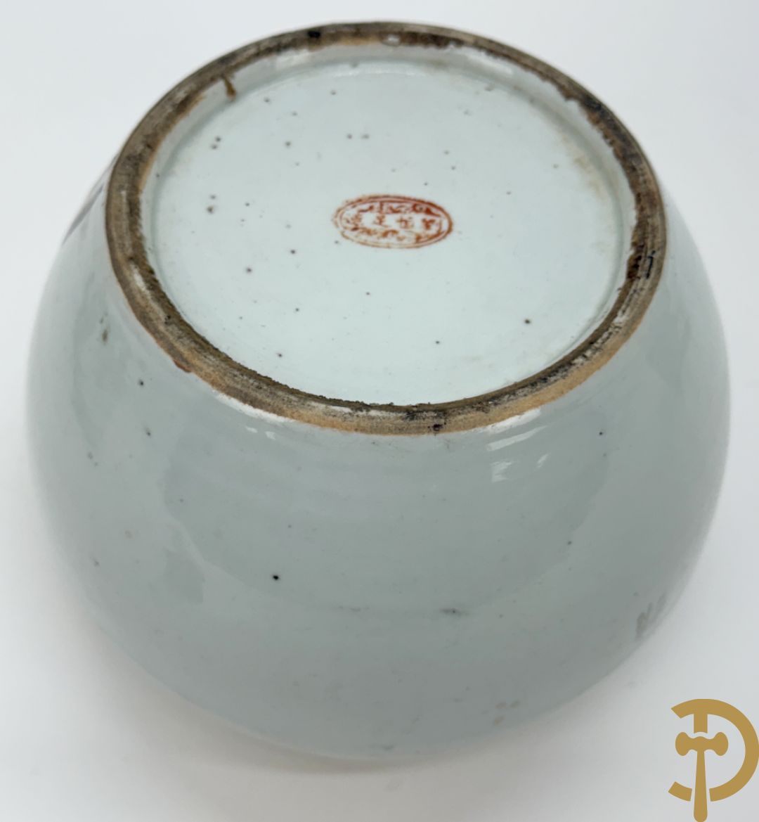 Twee rolvazen met bloemen- en vogeldecor + dekselpotiche met vogeldecor + Chinese vaas met decor van dames en kinderen