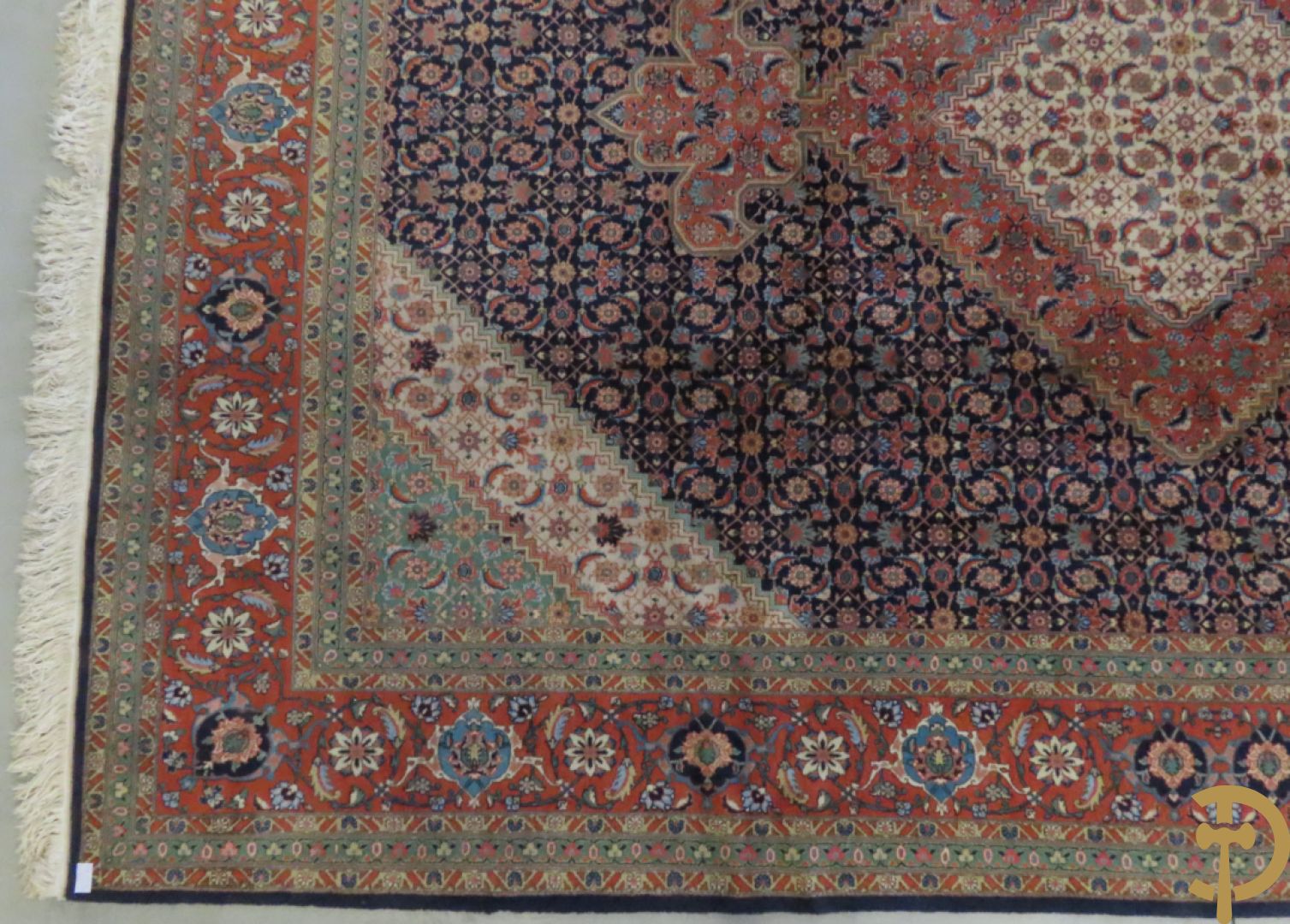 Oosters handgeknoopt tapijt met centraal decor op blauwe fond met bloemenmotieven