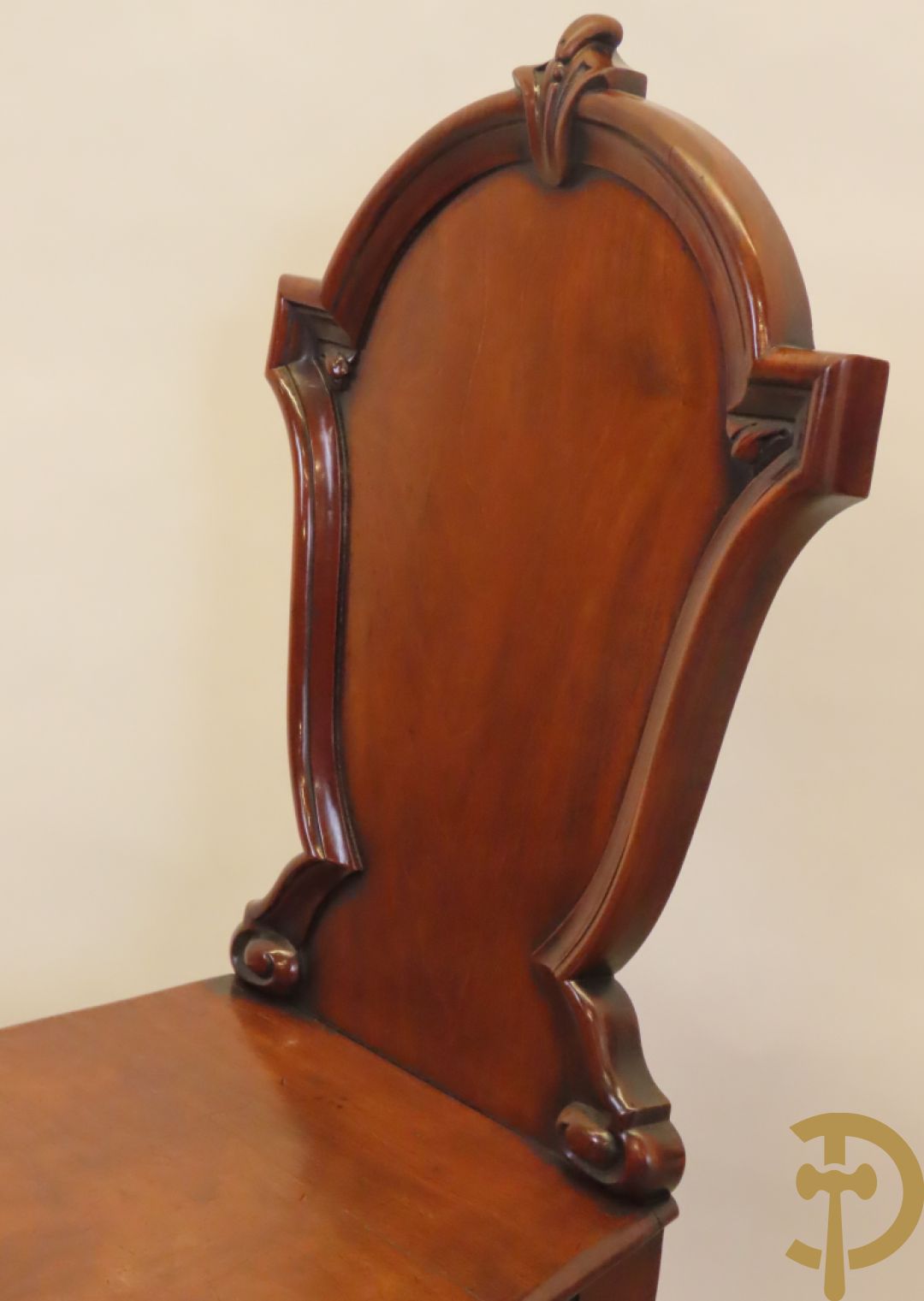 Twee Engelse mahoniehouten hall chairs, 2e helft 19e